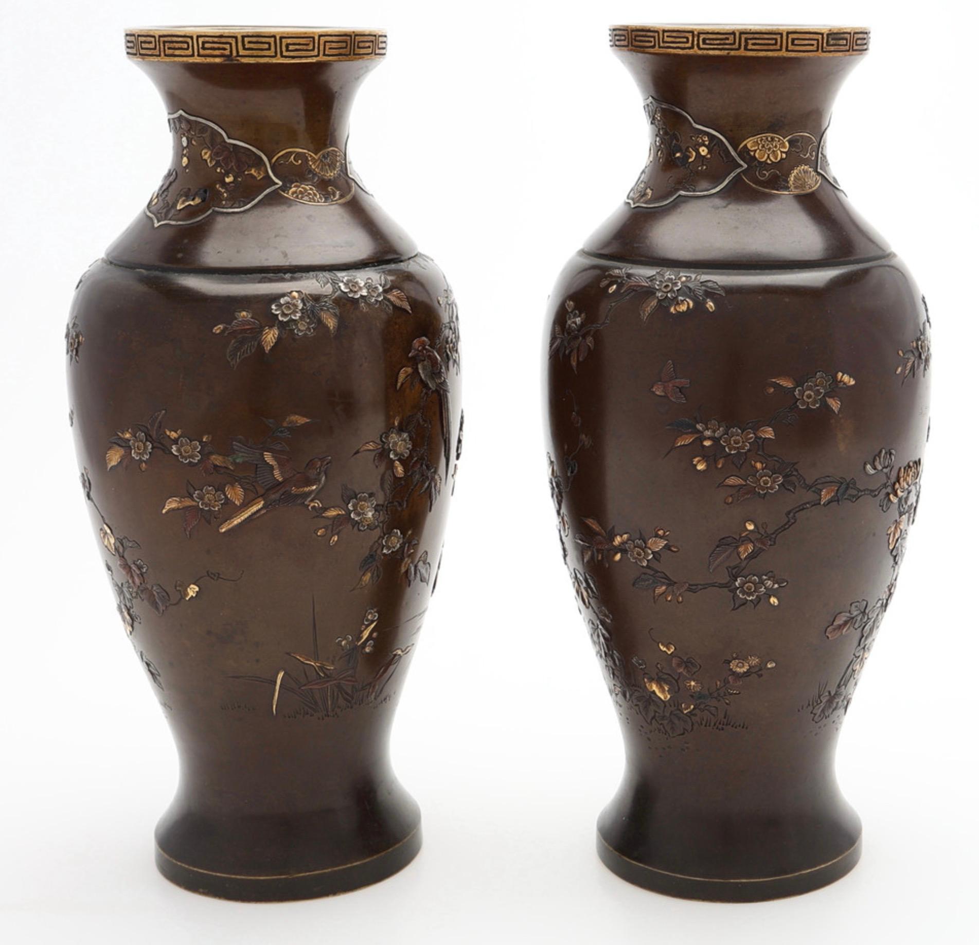 Pair of Japanese urns. 19th c. Meiji period. Signed. For Sale 3