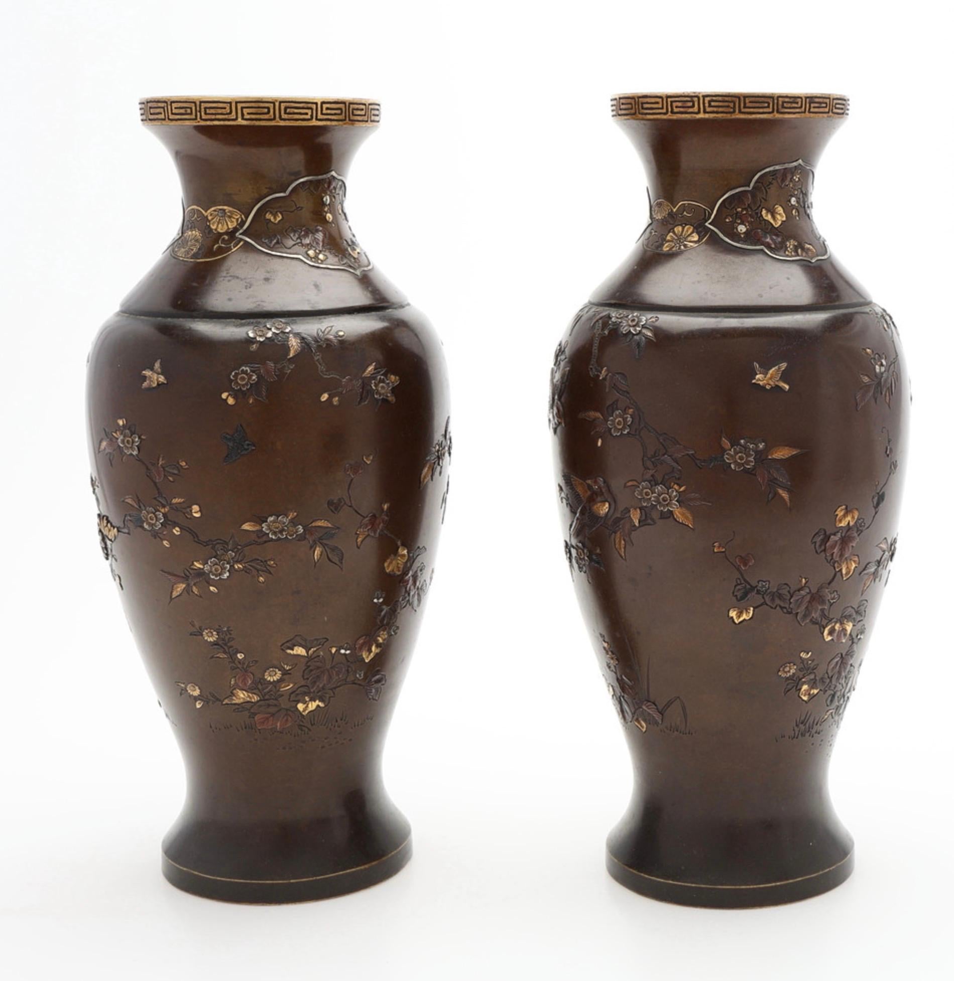 Pair of Japanese urns. 19th c. Meiji period. Signed. For Sale 4