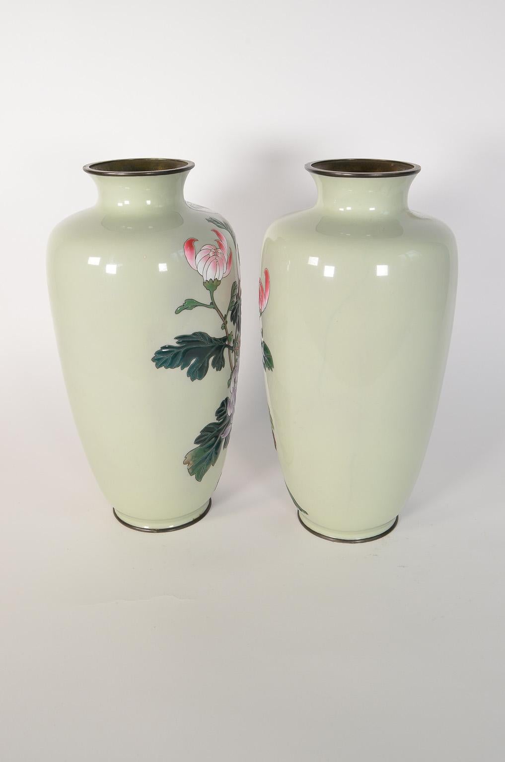 Paar japanische Vasen aus Bronze und Emaille aus dem 19. Jahrhundert, Cloisonné und Meiji-Periode 1