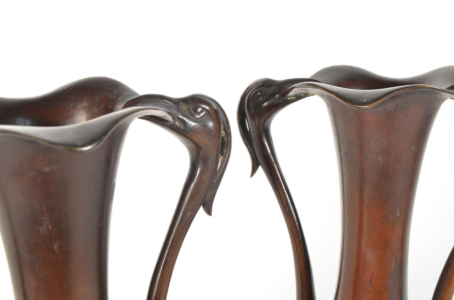 Pair of Japanese vases 19th century bronze with flamingo decor Meiji period.
Pair of Japanese 19th century bronze vases with a flamingo on each side Meiji period
Measures: H 27 cm.
 