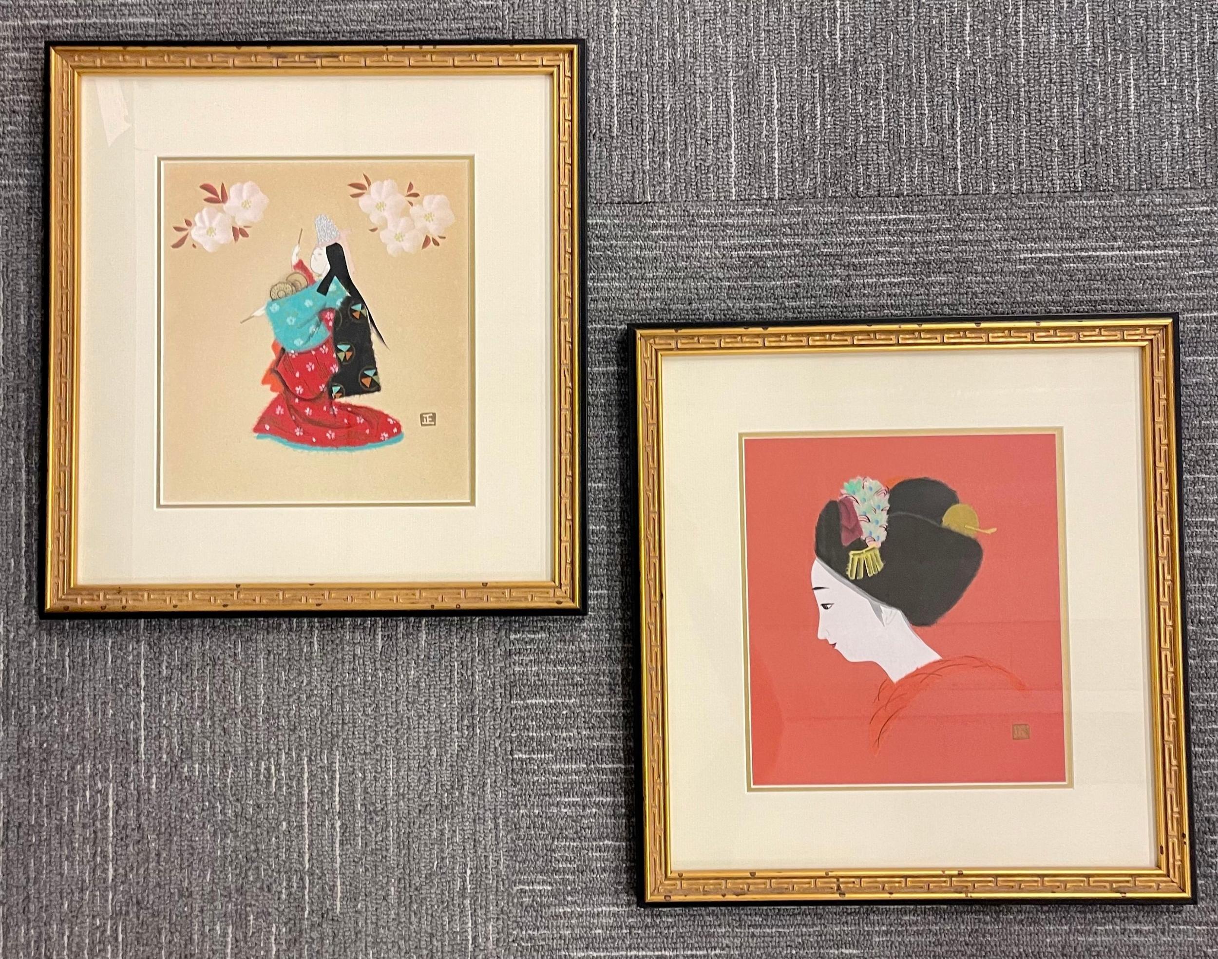 Une paire de blocs de bois japonais finement encadrés. Chacune d'elles représente une geisha en robe, les deux ayant une signature d'artiste en japonais. Tous deux sont présentés dans de superbes cadres à passe-partout, dorés et en ébène, avec des