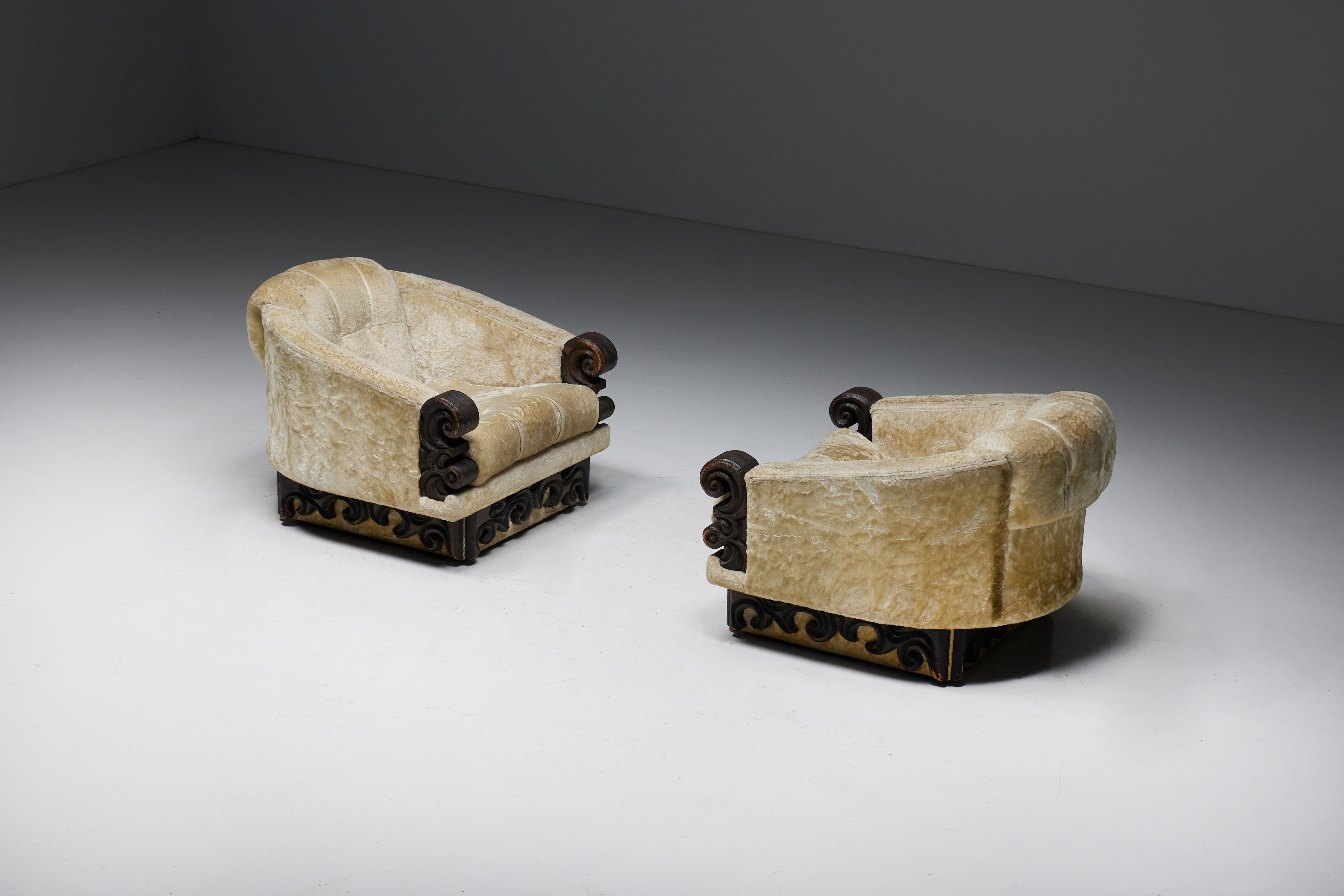 Japanoiserie Art Deco Expressionist Lounge Chairs mit dem kühnen Geist des Expressionismus. Diese Stühle verbinden zeitlose Eleganz mit avantgardistischem Design. Die luxuriöse Samtpolsterung umhüllt Sie mit Komfort, während der edle Rahmen aus