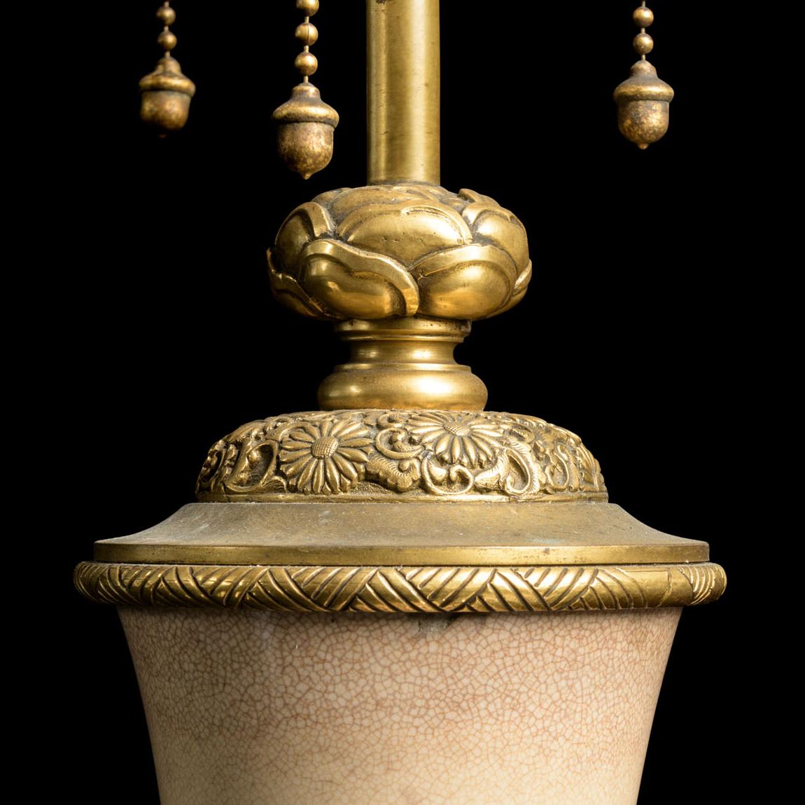 Japonisme Paire de  Vases en porcelaine de style japonais, montés comme lampes en vente
