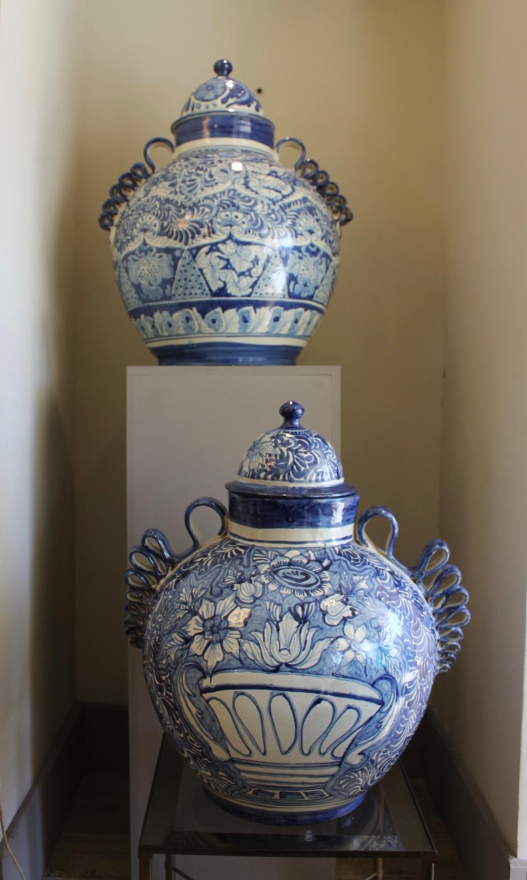 Paire de jarres en céramique bleue et blanche, Mexique, fabrication du XXe siècle.
Un pot est plus petit que l'autre.
Décoration florale et feuillue
Travail mexicain. Signé Amora
Bel ensemble de Canettes qui peuvent être placées sur un buffet. Très