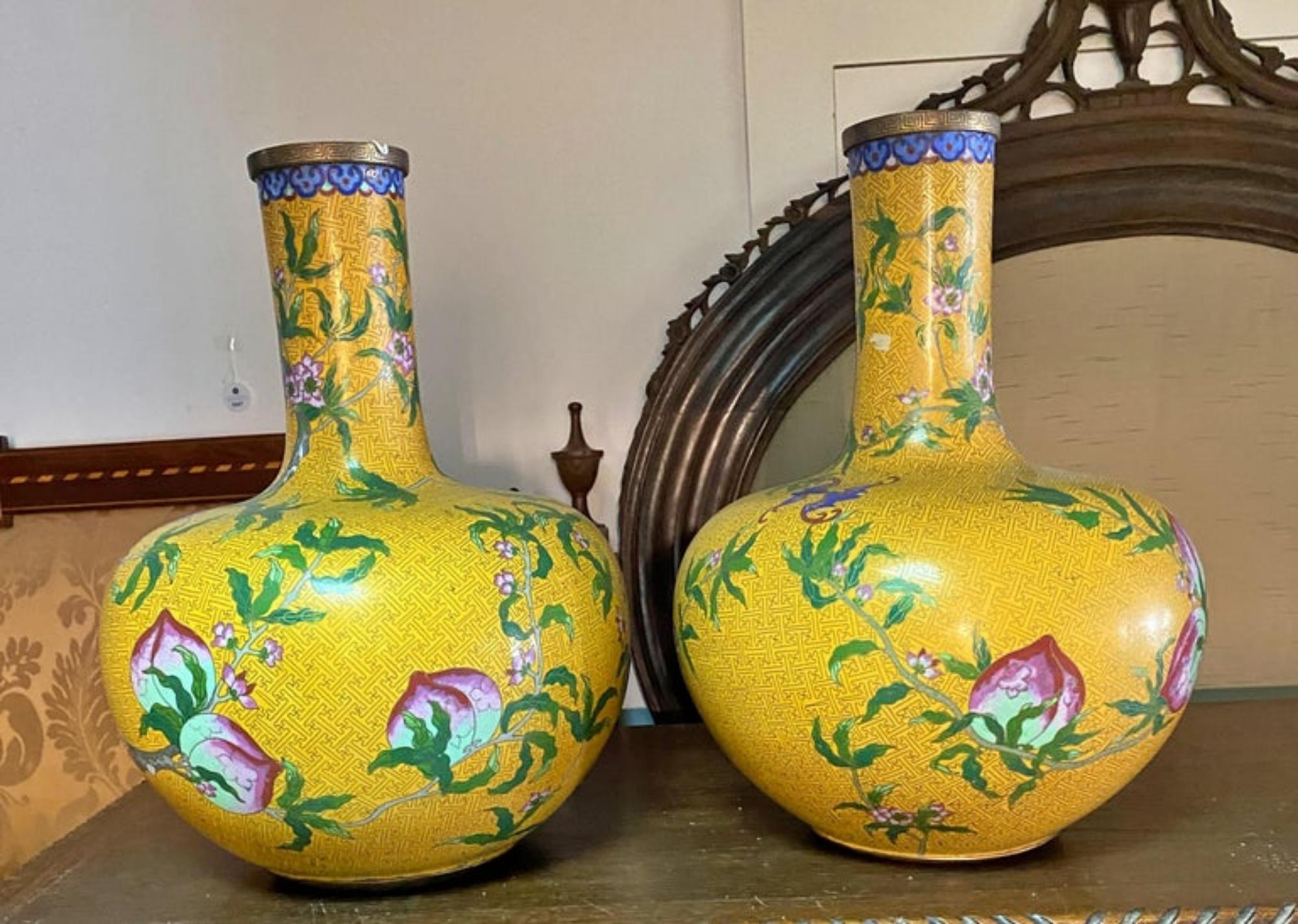 Pair of jars.
Chinese from the 19th century, 
in cloisonné metal, in shades of yellow and polychrome. 
Decorated with peaches, bats and prunus branches. 
Three character marks on the base. 
Measure: Height: 54 cm.