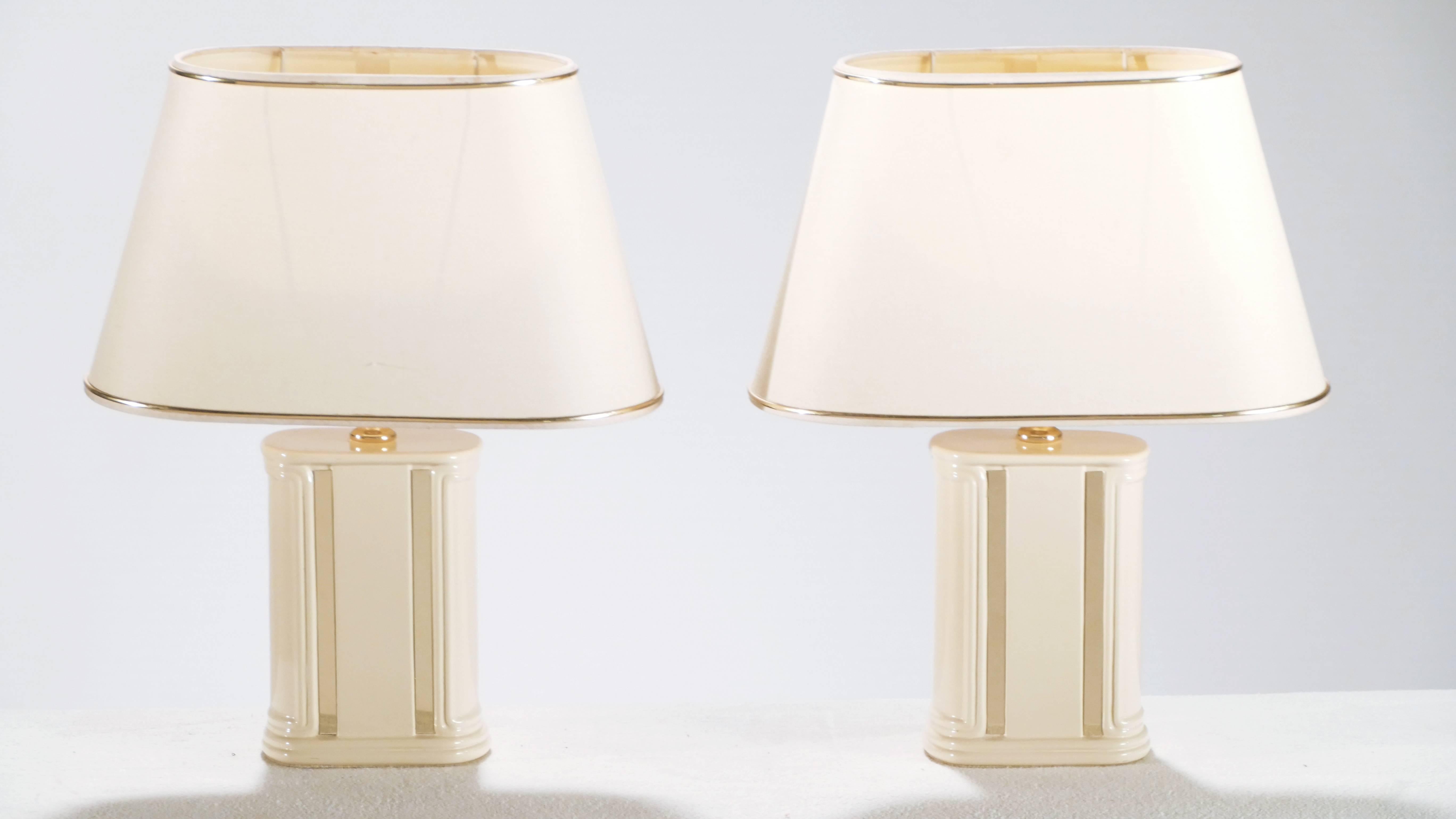 The subtle, sophisticated mood of this pair of table lamps makes them an ideal choice to add a touch of vintage décor to a classy bedroom. Creamy white lacquer feels relaxing and cool, while the bright brass accents break up the color attractively.