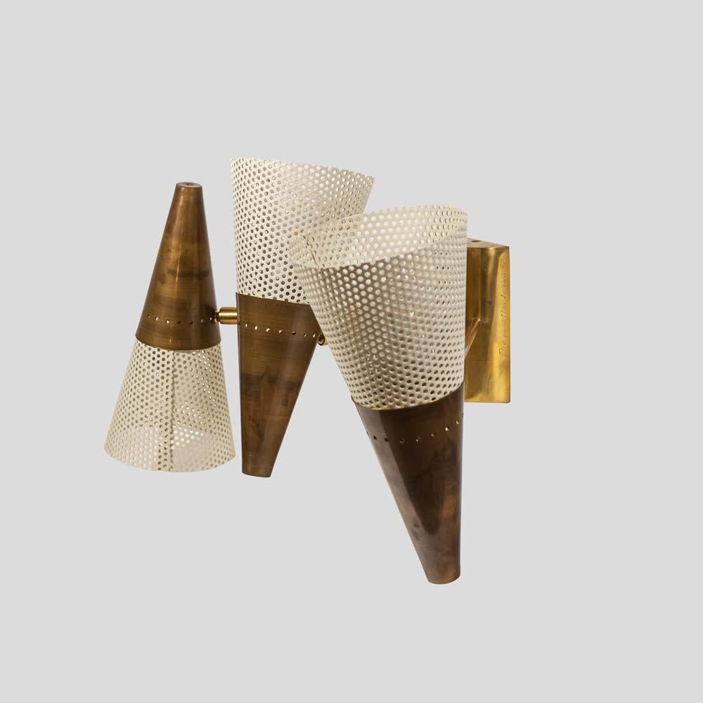 Moderne Paire de 3 Lights en laiton avec abat-jour émaillé blanc par Diego Mardegan en vente
