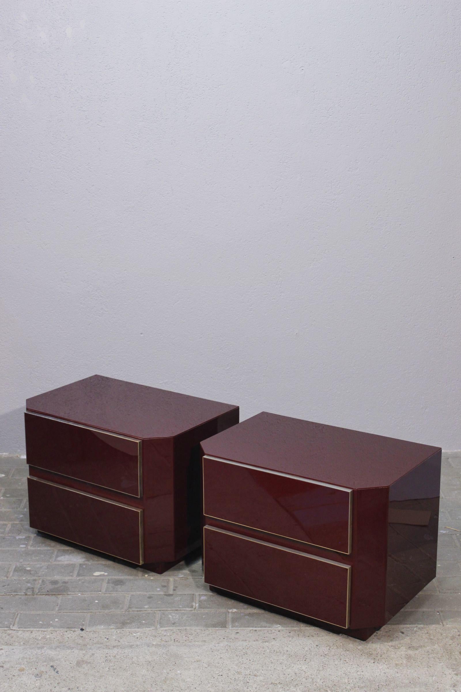 Pair of Jean Claude Mahey Burgundy lacquer & brass Nightstands, 1970s In Good Condition In STRASBOURG, FR