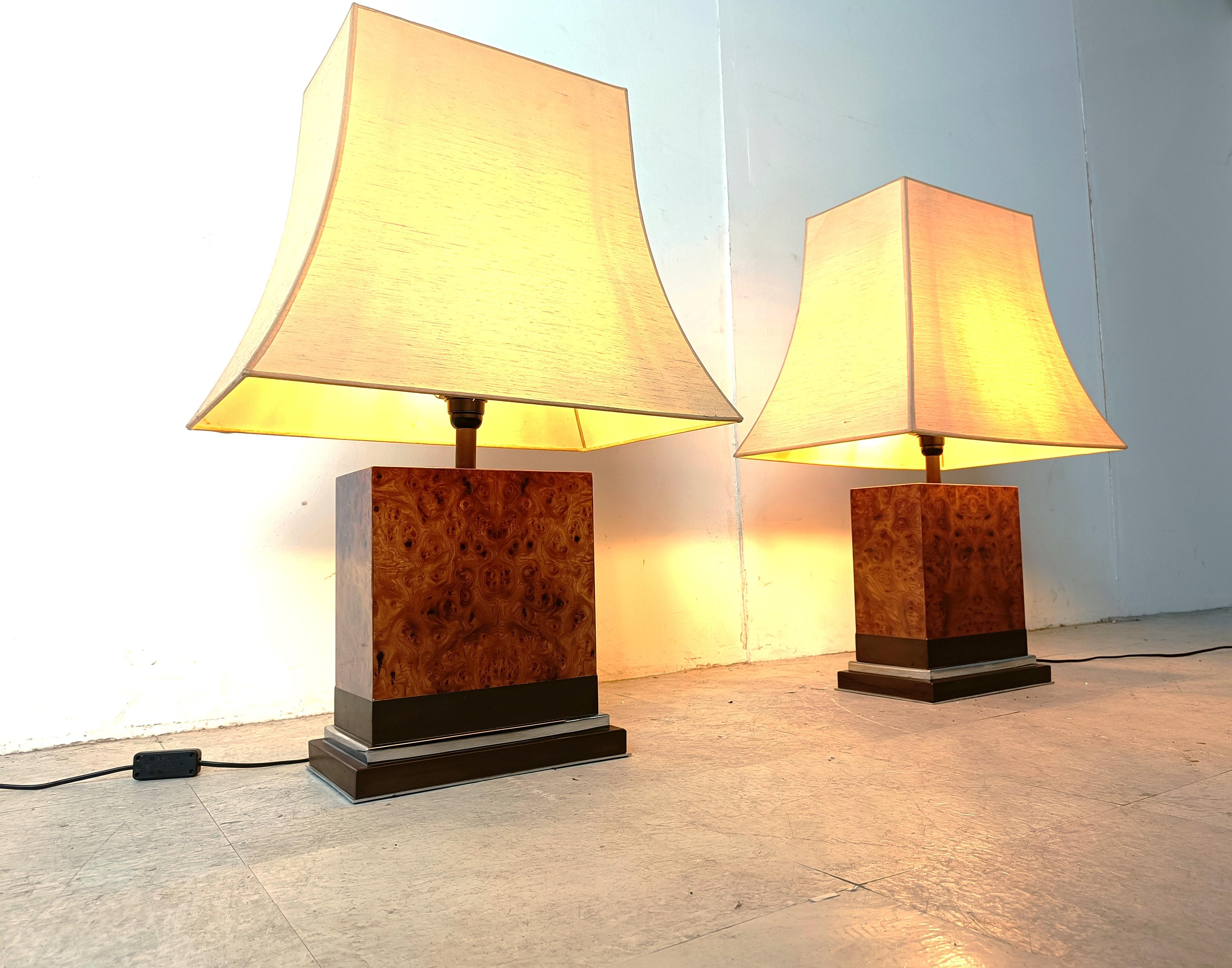 Pair of stunning burl wooden table lamps table lamps by Jean Claude Mahey.

Burl wood mounted on a brass and chrome base with their original lamp shades.

Tested and ready to use with a regular E27 light bulb.

1970s - France

Dimensions:
With lamp