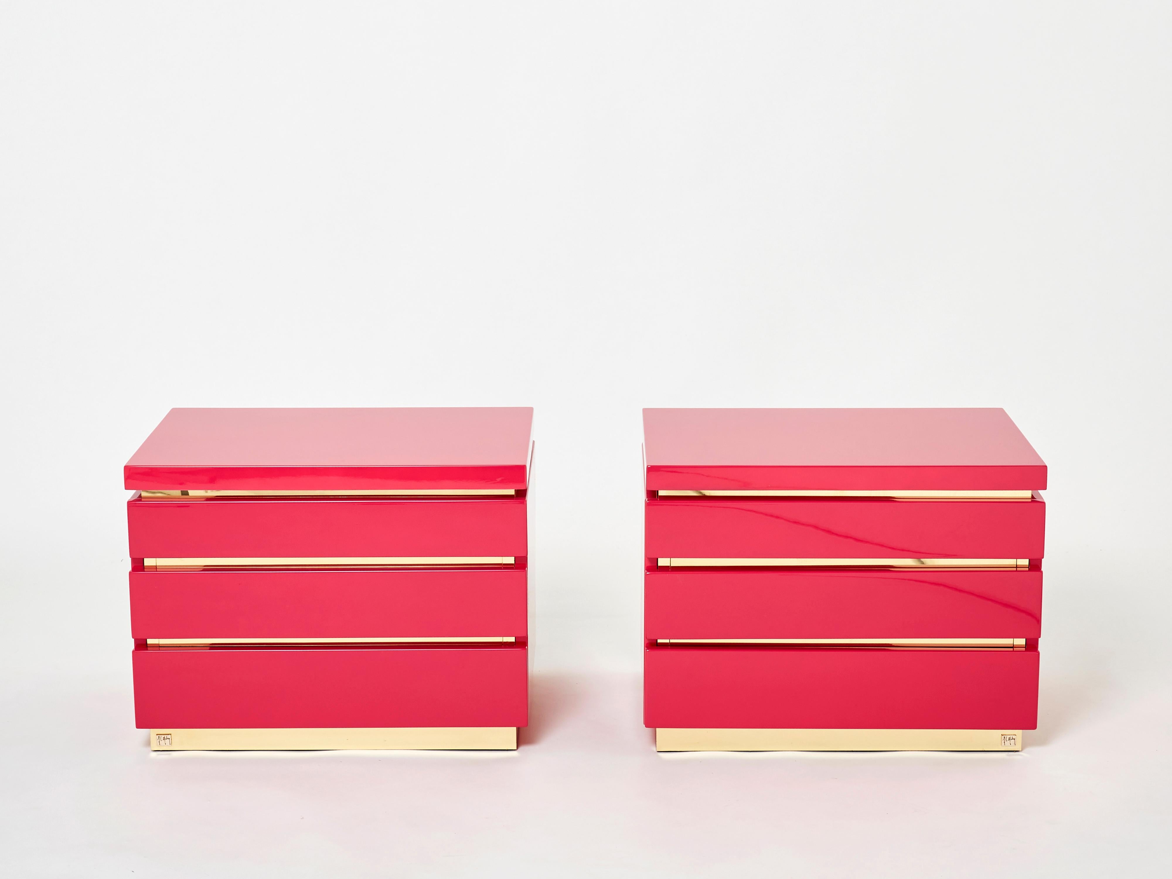 With a shining magenta pink lacquer finish, and brass standing and details between the three drawers, this beautiful pair of nightstands carries a stellar French mid-century aesthetic into the contemporary home. Its boxy yet sophisticated style is
