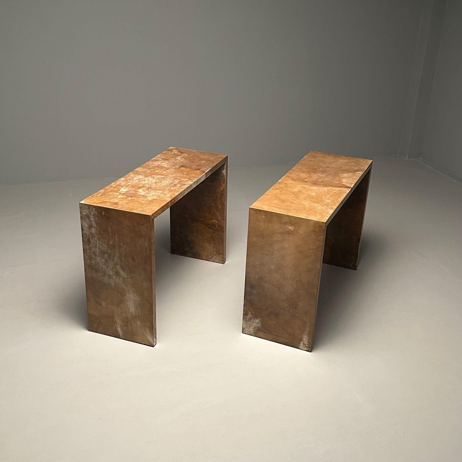 Mid-Century Modern Style Jean-Michel Frank, contemporain, consoles en parchemin, tables de canapé, années 2020. en vente