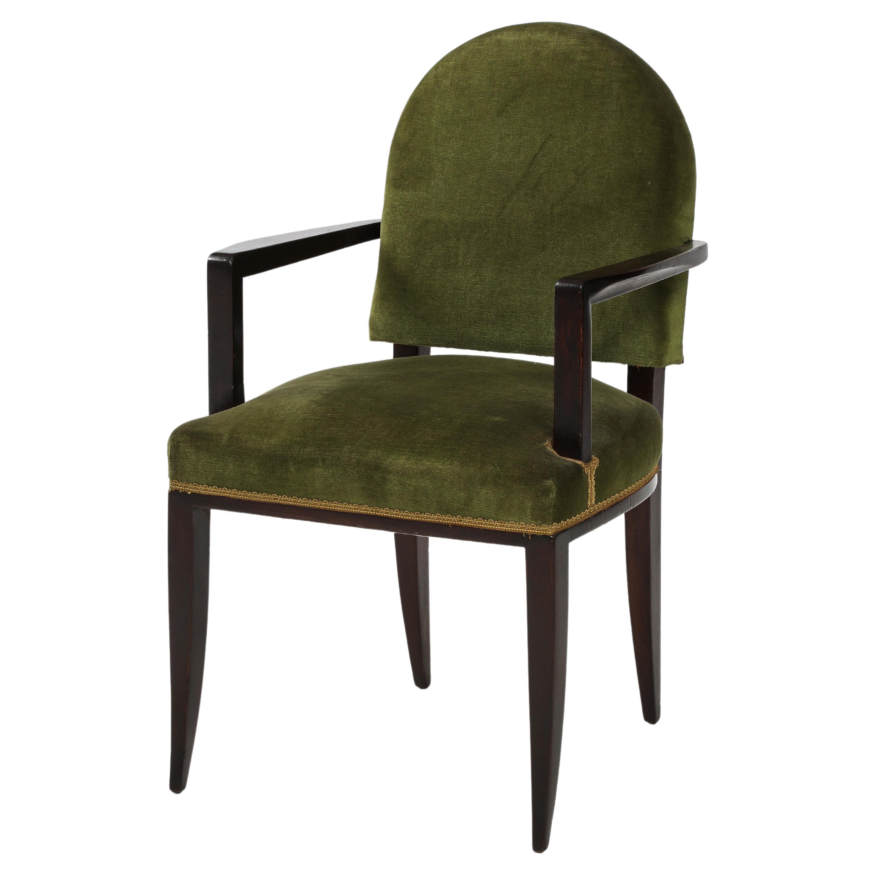 Paire de chaises modernistes ébonisées par Jean Pascaud, au design très élégant, avec un dossier épais et arrondi, des garnitures d'origine en velours et en galon d'or.