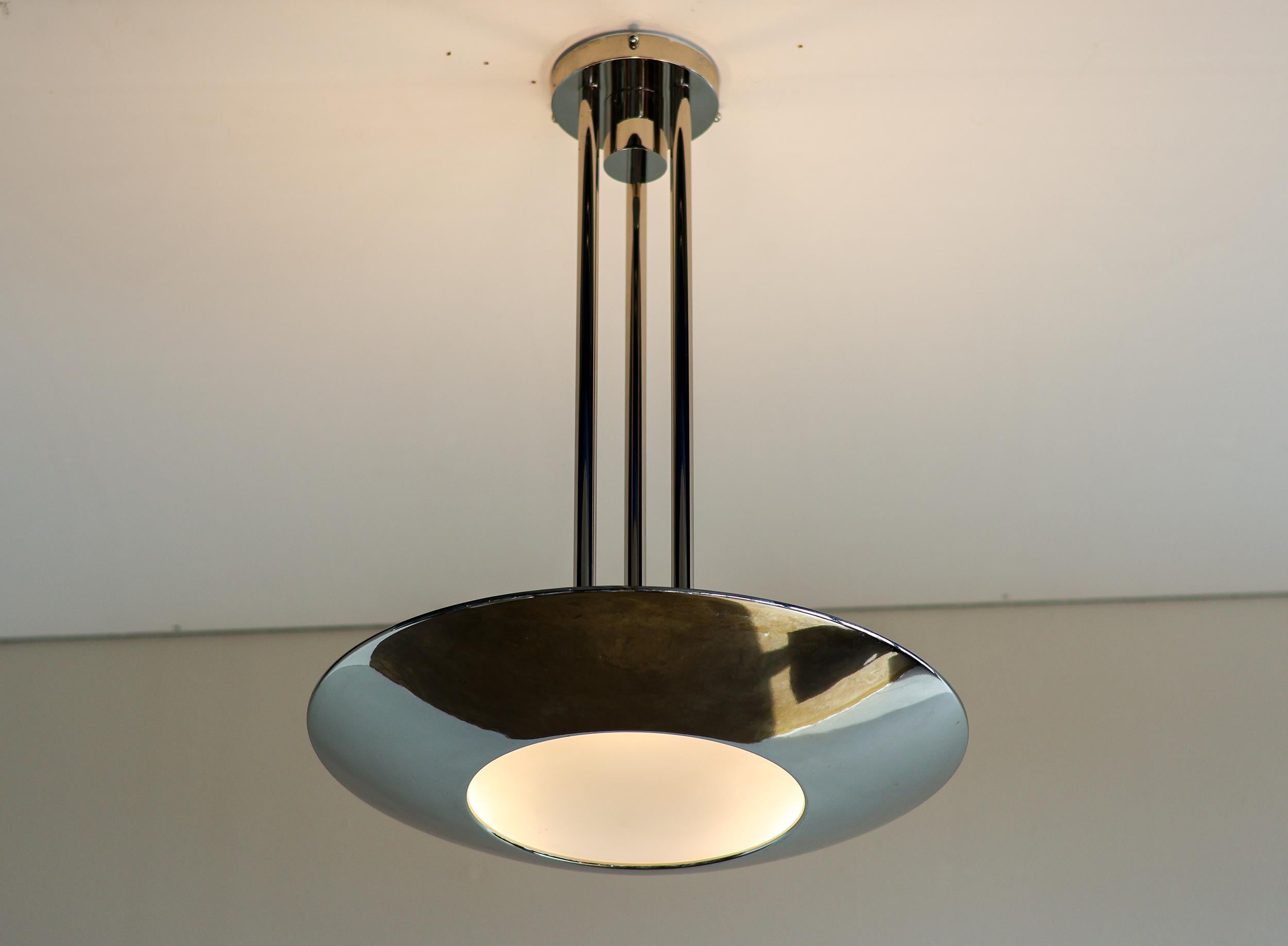 Se ofrece una rara pareja de colgantes nº 601 del célebre diseñador de iluminación francés Jean Perzel, un asombroso ejemplo de su refinada visión modernista enraizada en la tradición Art Déco.

Diseñados originalmente en 1936, estos colgantes se