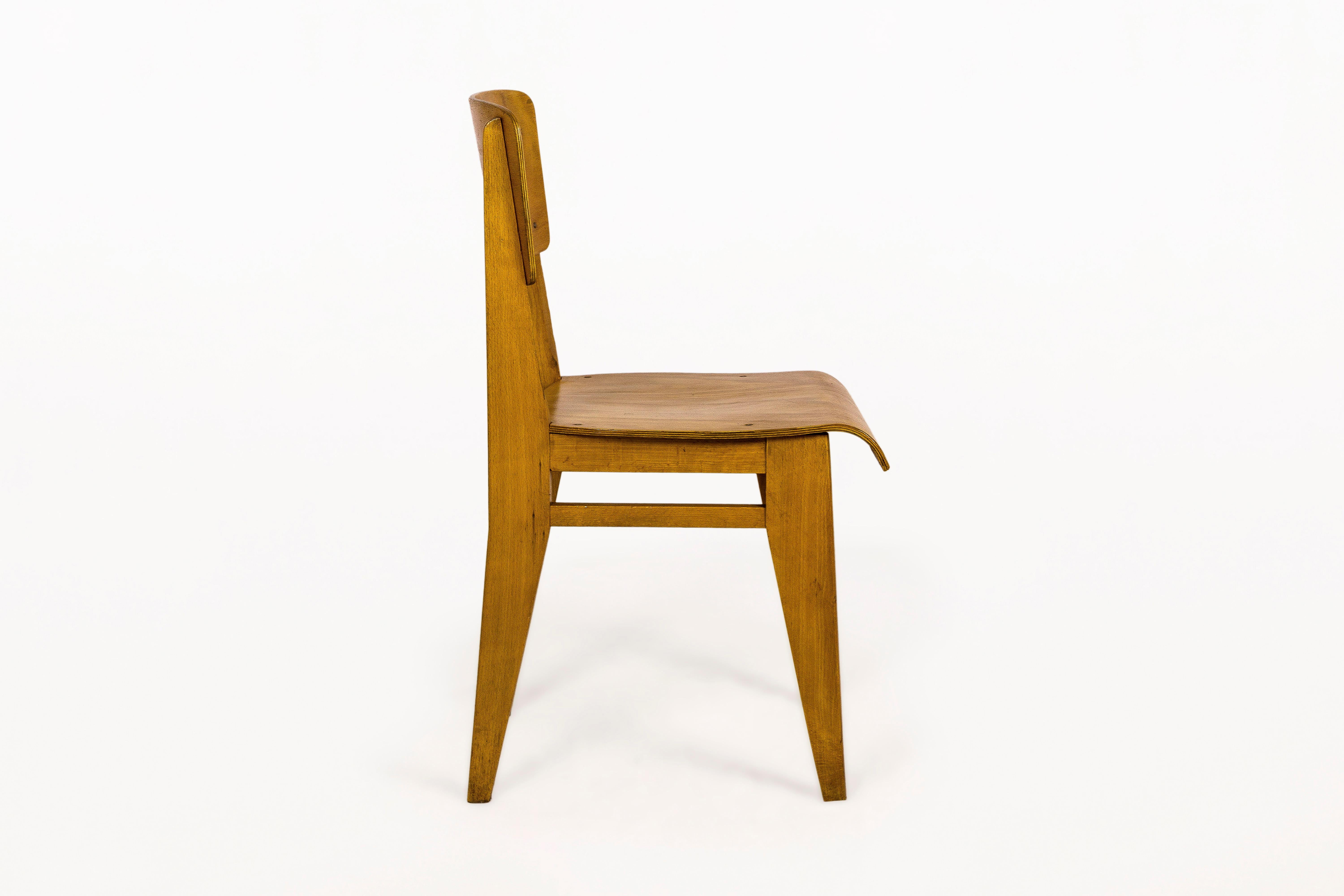 Mid-Century Modern Paire de chaises en bois Jean Prouvé:: circa 1940:: France