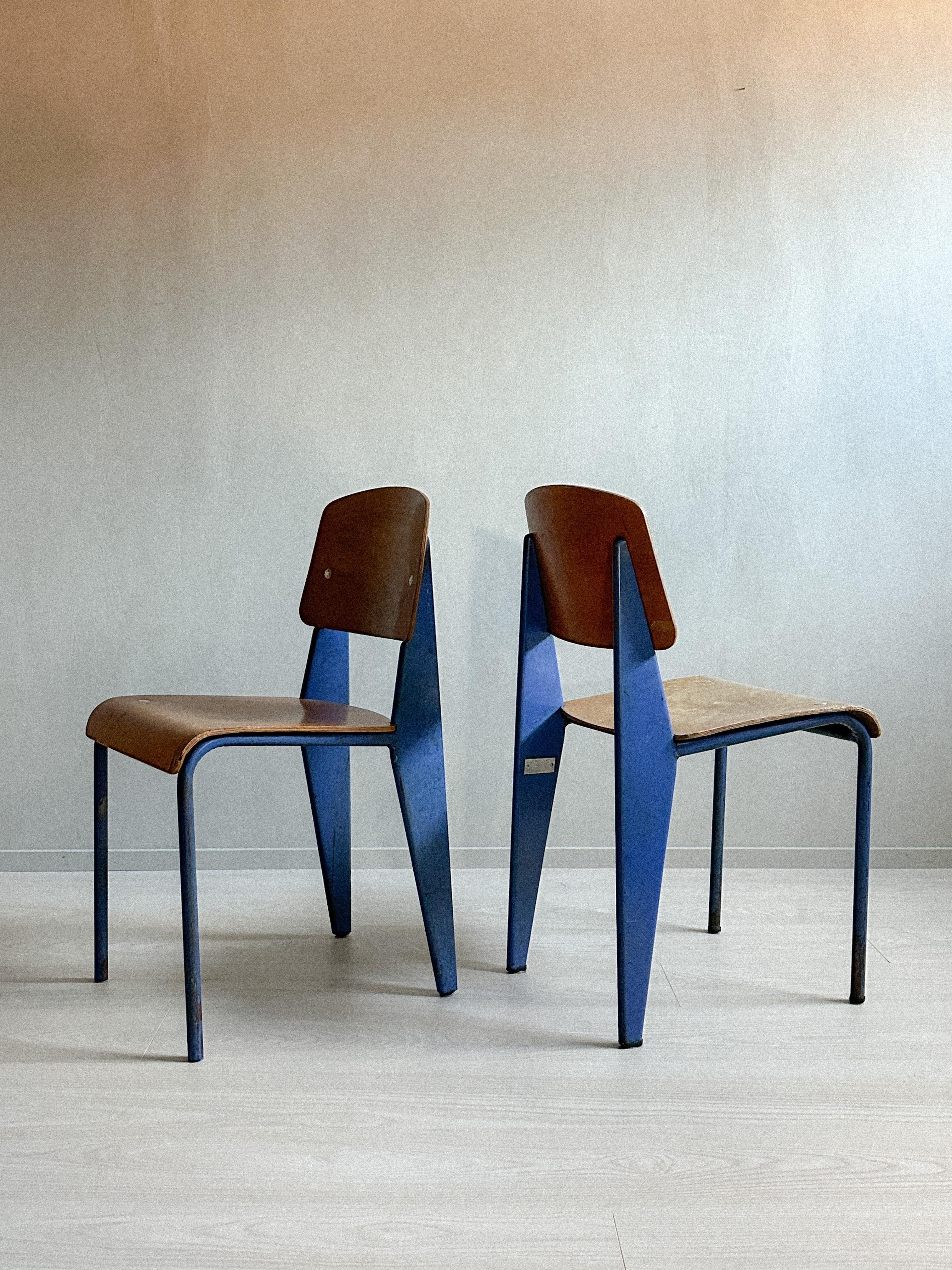 Une représentation exquise d'une paire de chaises 