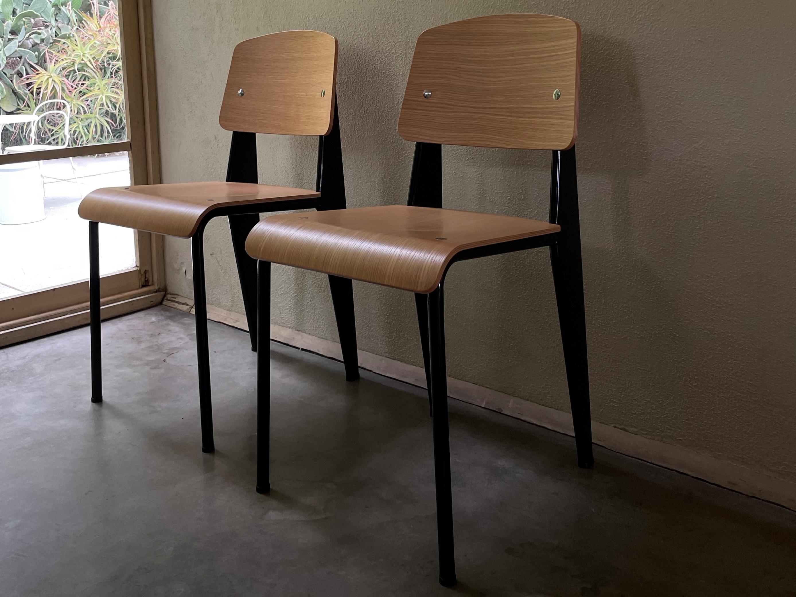 Chaise standard Jean Prouvé en chêne naturel et métal noir pour Vitra. La chaise standard est un chef-d'œuvre précoce du designer et ingénieur français Jean Prouvé. Conçue à l'origine en 1934, la Standard est devenue l'un des classiques les plus