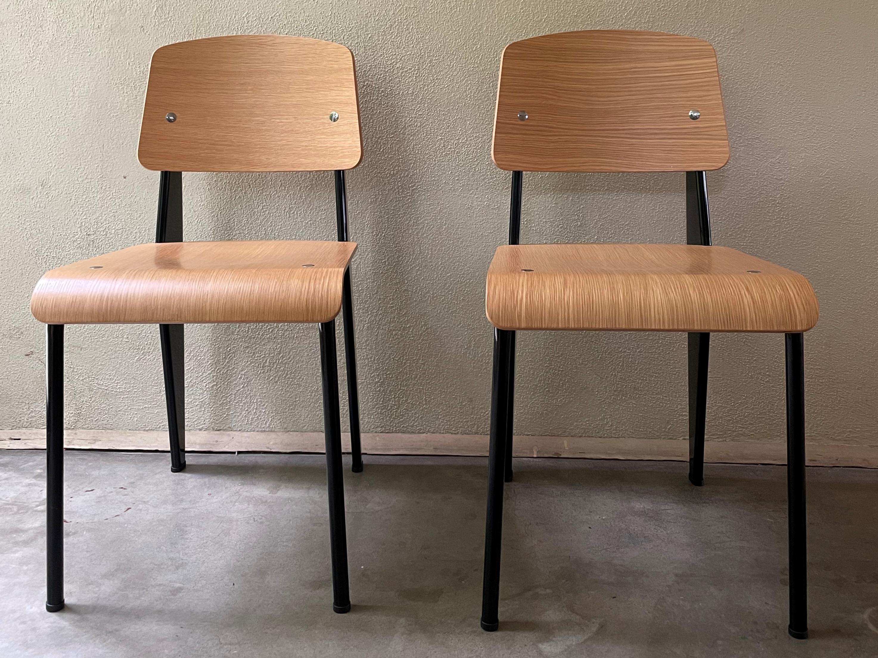 Mid-Century Modern Paire de chaises standard Jean Prouv en chêne naturel et métal noir pour Vitra