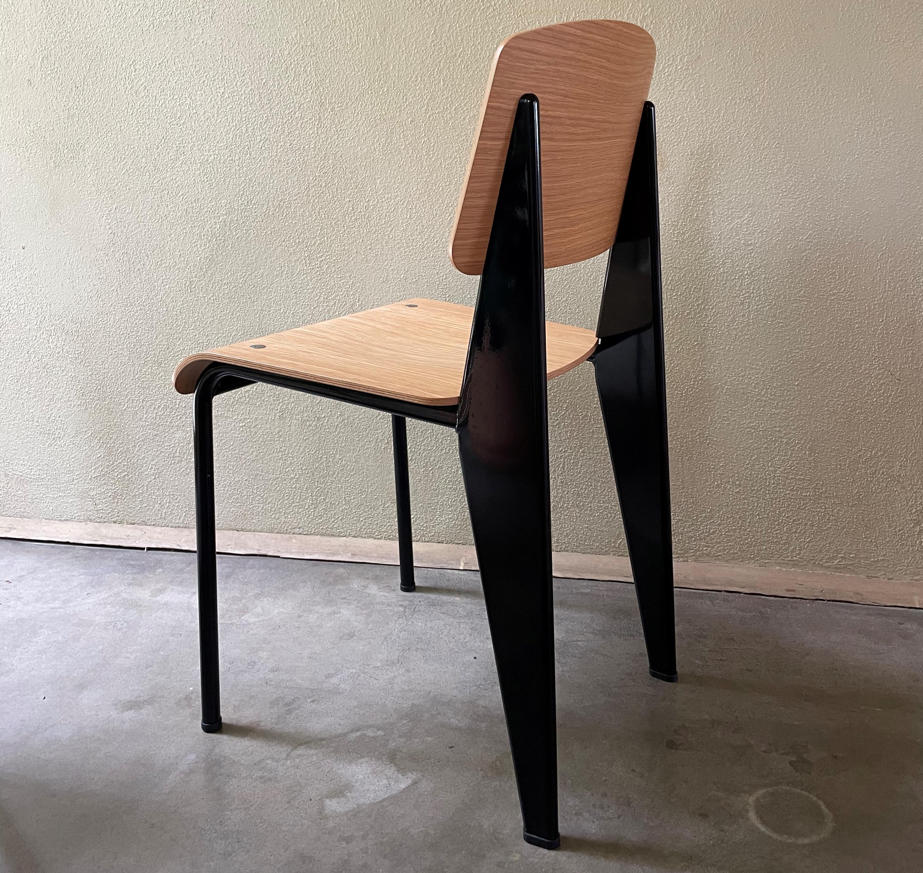 Allemand Paire de chaises standard Jean Prouv en chêne naturel et métal noir pour Vitra