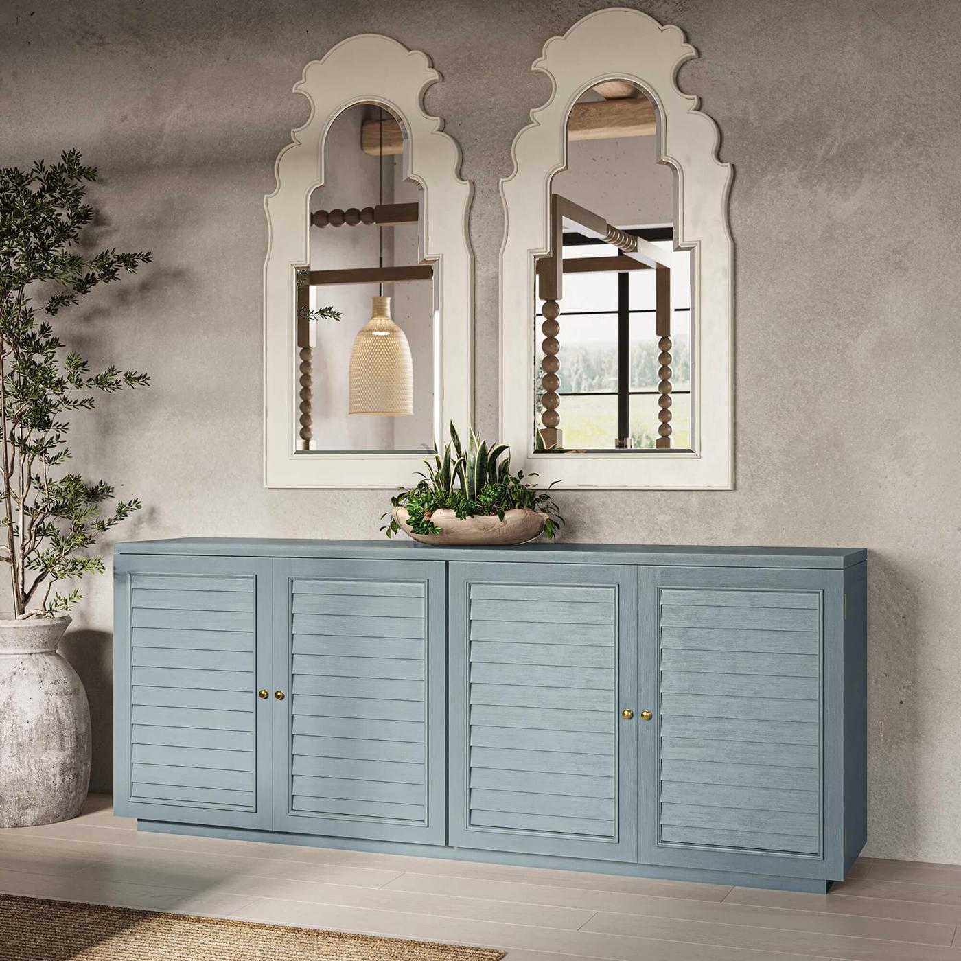 Un mélange parfait d'élégance classique et de sophistication moderne. Chaque miroir présente un cadre joliment façonné et arqué avec notre finition harvest blanc légèrement vieilli, une finition blanche qui ajoute une touche de charme intemporel à