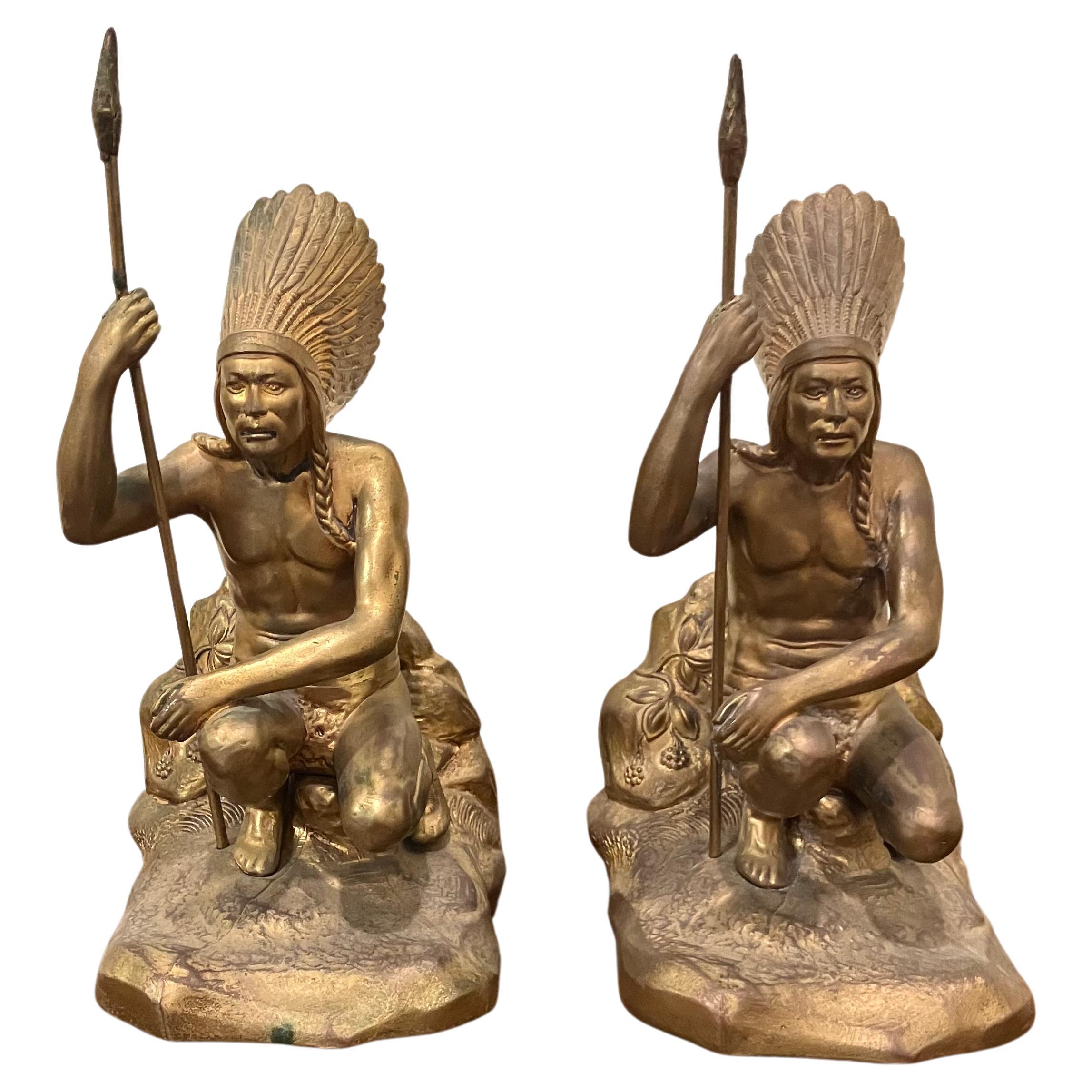 Ein Paar Jennings Bros.-Brüder. Buchstützen der amerikanischen Ureinwohner aus gelbem Metall