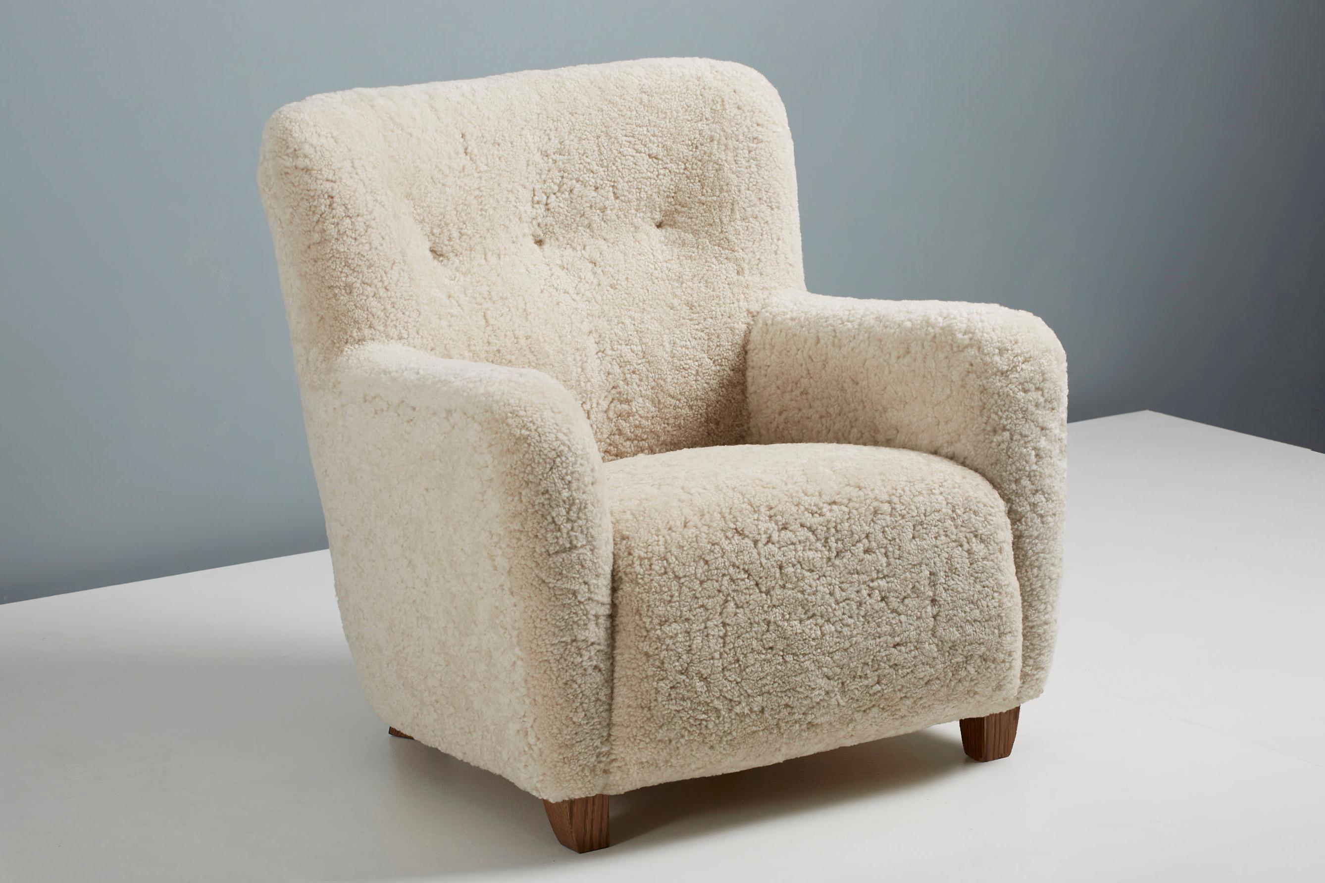 Paire de fauteuils de salon Jens Houmoller Klemmensen en peau de mouton des années 1930 Neuf - En vente à London, England