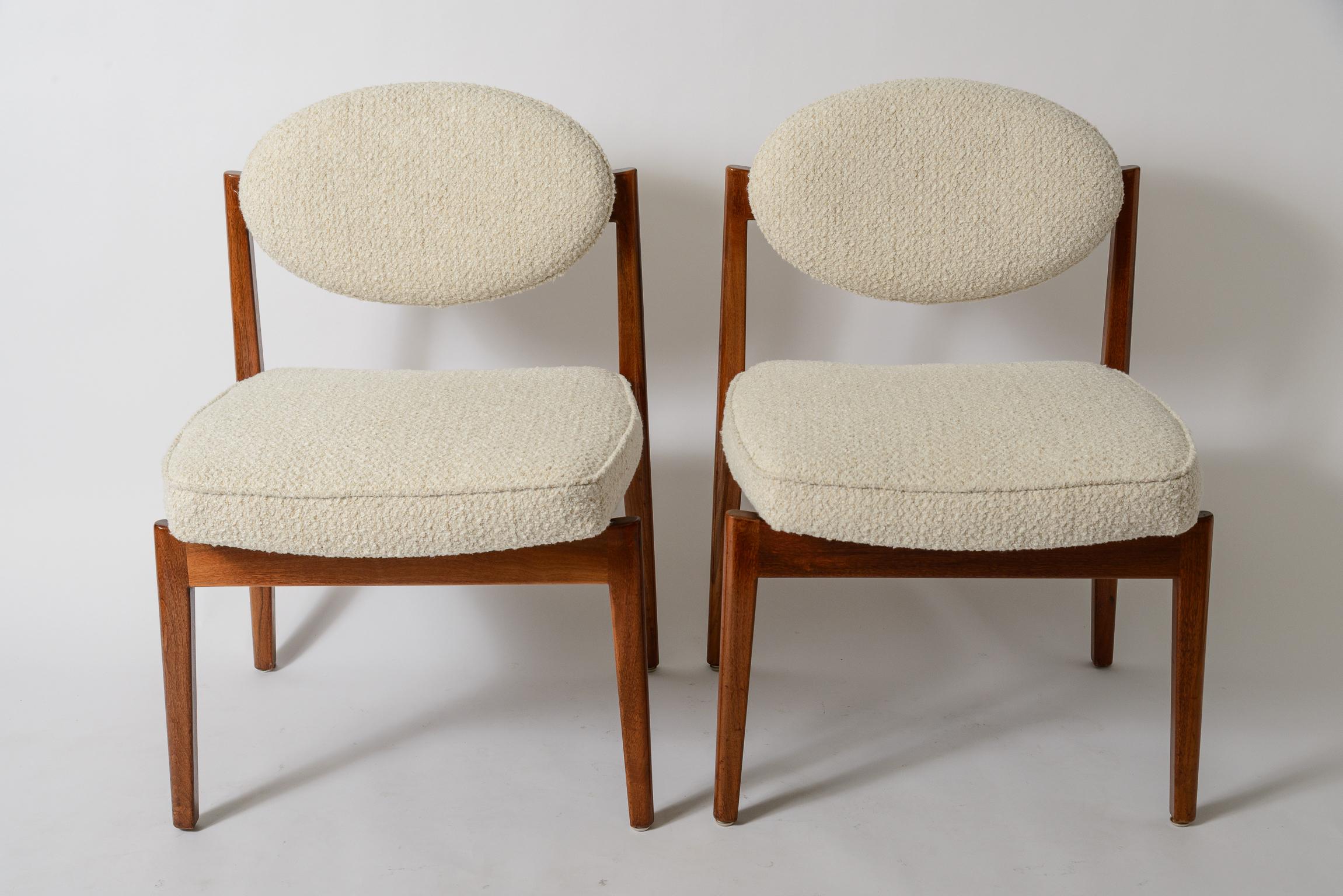 A pair of Jens Risom Chairs
Walnut side chairs
re-upholstered