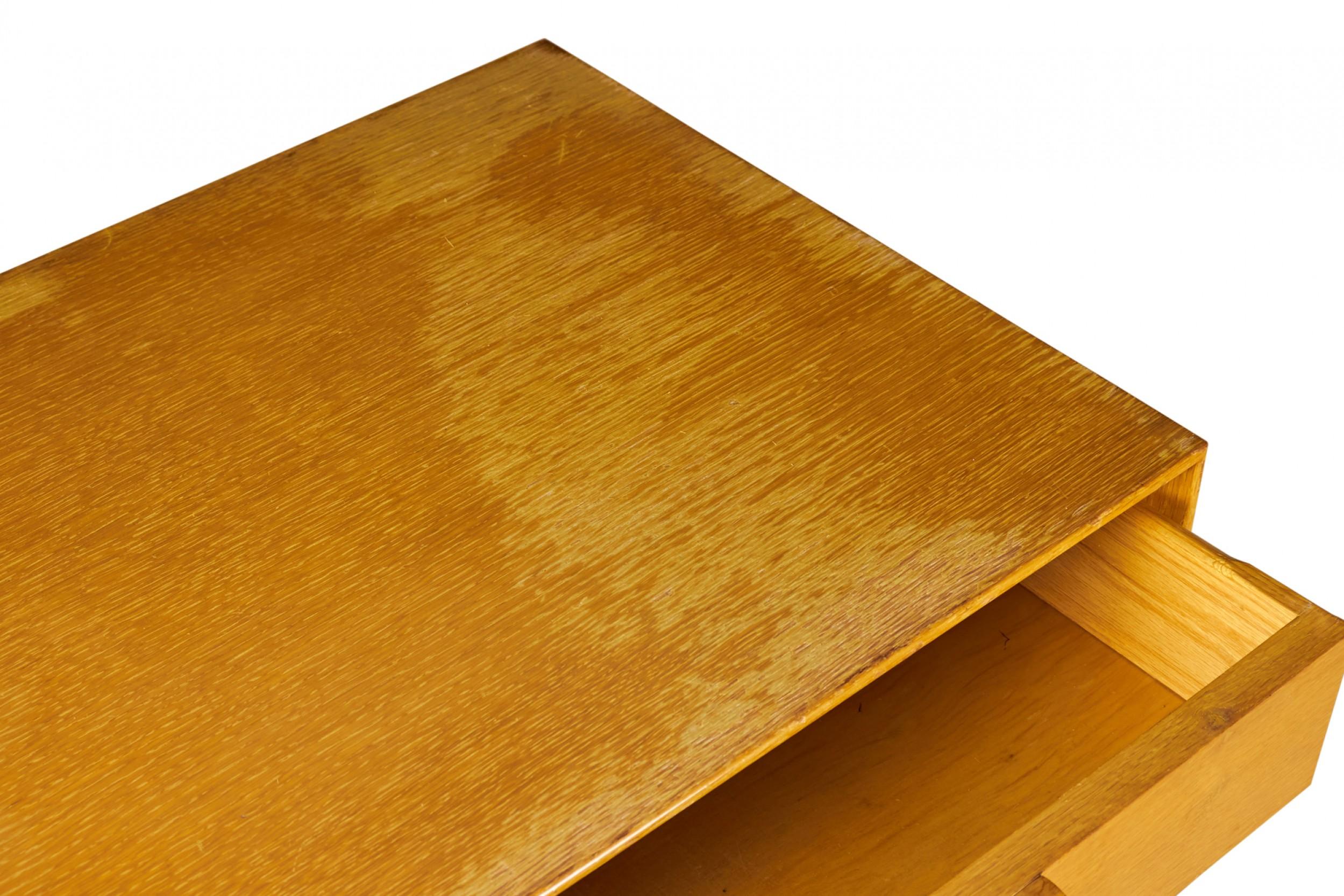 Paire de tables de chevet / commodes danoises en chêne blond du milieu du siècle de Jens Risom en vente 7