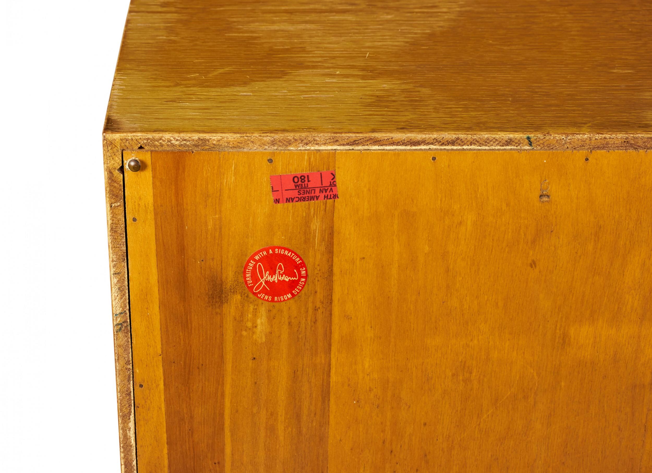 Paire de tables de chevet / commodes danoises en chêne blond du milieu du siècle de Jens Risom en vente 8