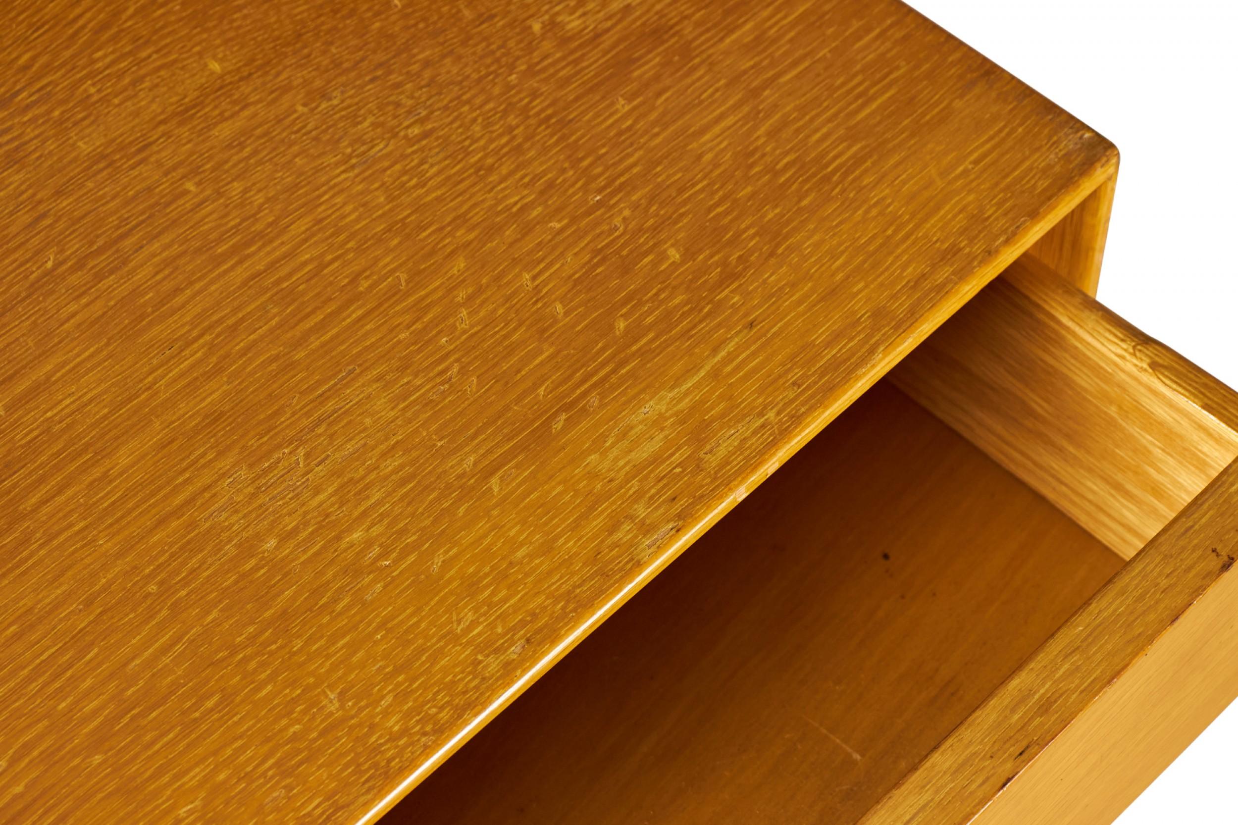 Paire de tables de chevet / commodes danoises en chêne blond du milieu du siècle de Jens Risom en vente 12