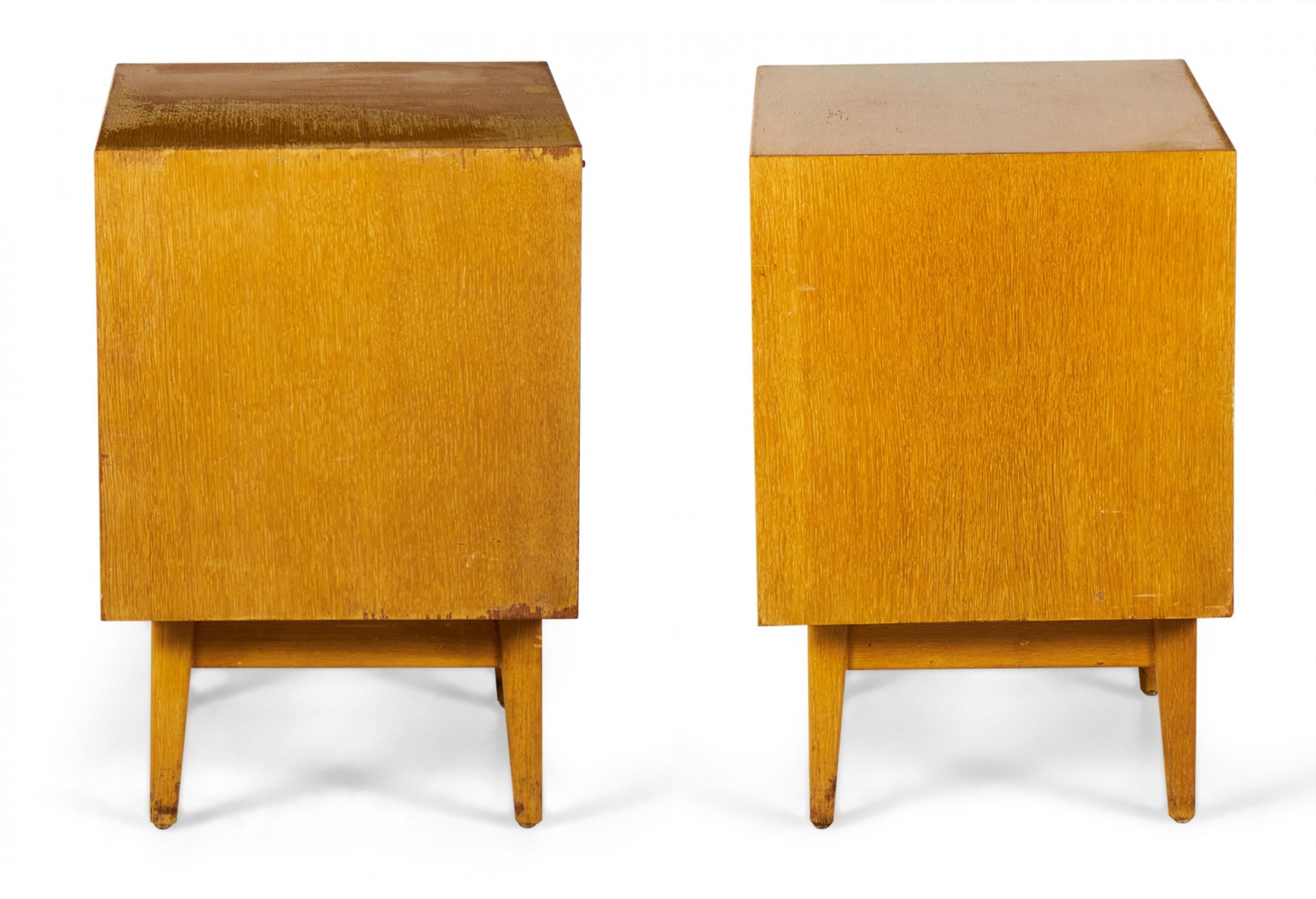 Mid-Century Modern Pair of Jens Risom Danish Mid-Century Blond Oak Bedside Table / Commodes For Sale