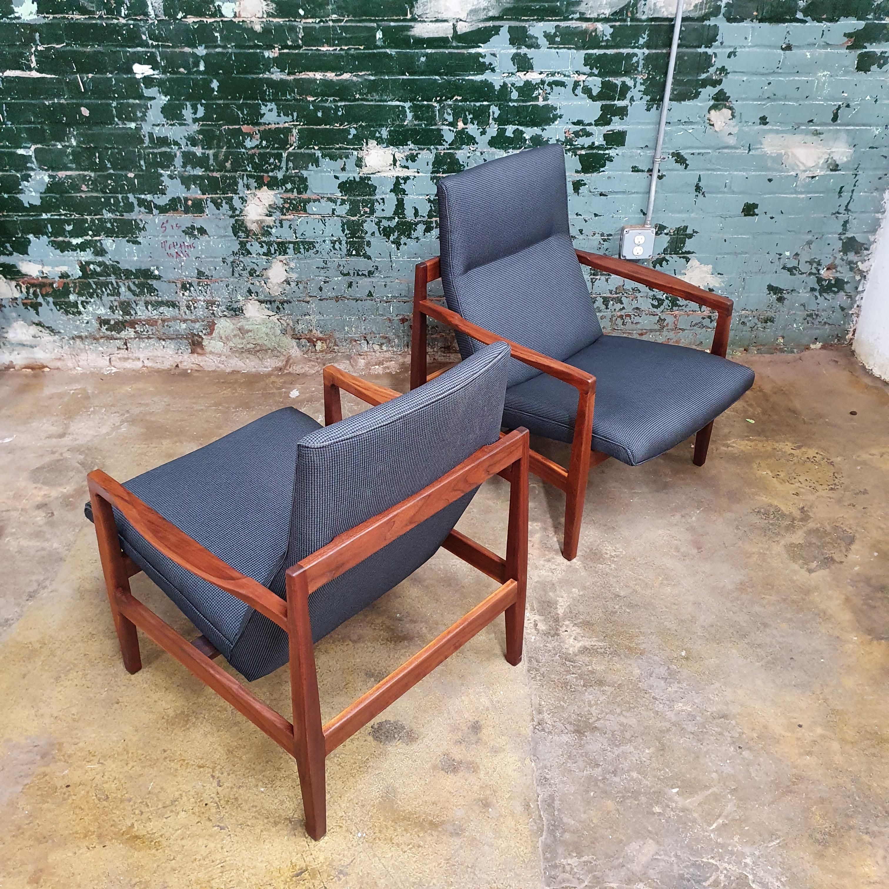 Pair of mid century Jens Risom walnut floating lounge chairs model U440. These rare lounge chairs have new knoll fabric upholstery and refinished walnut frames.
 