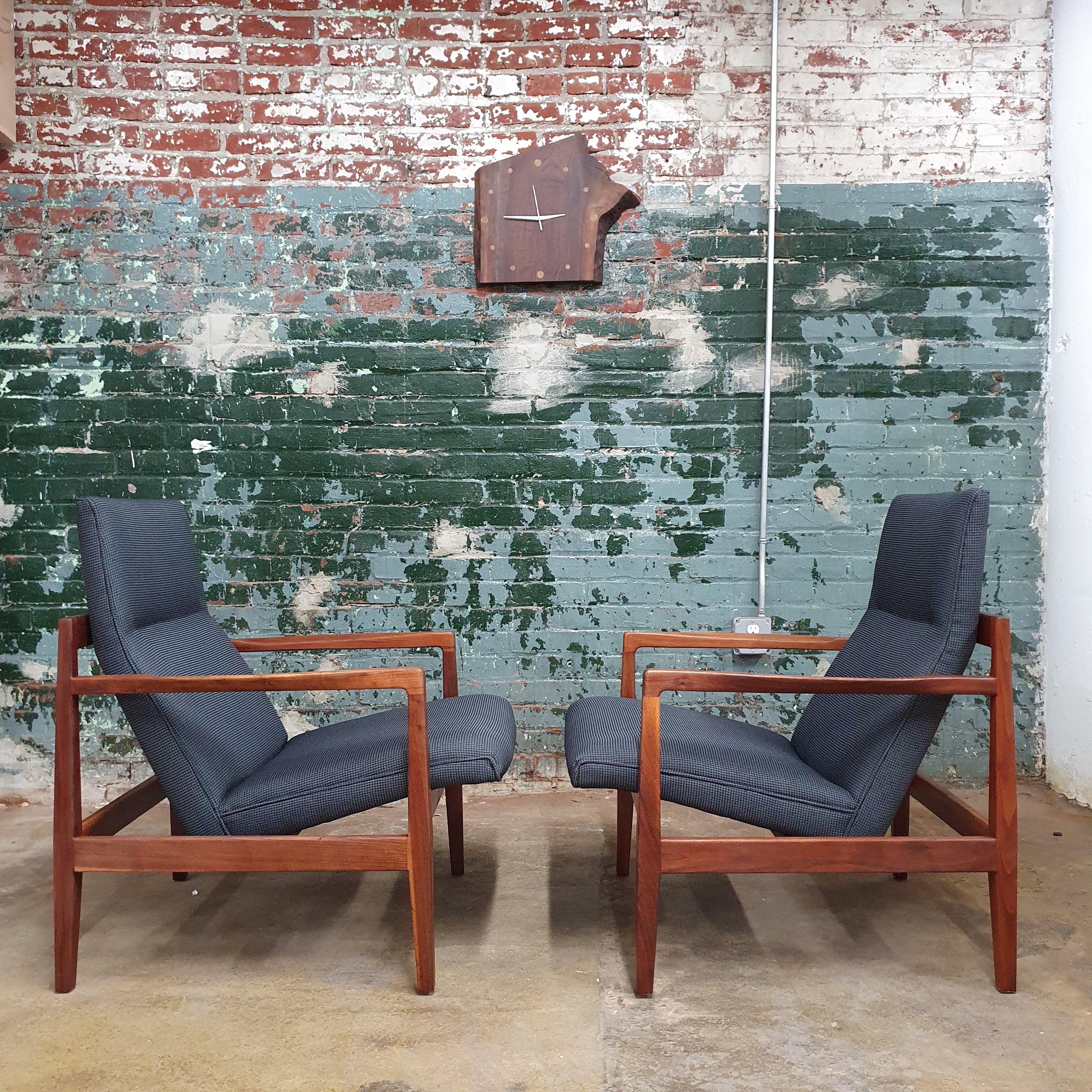 Mid-Century Modern Pair of Jens Risom Floating Walnut Lounge Chairs