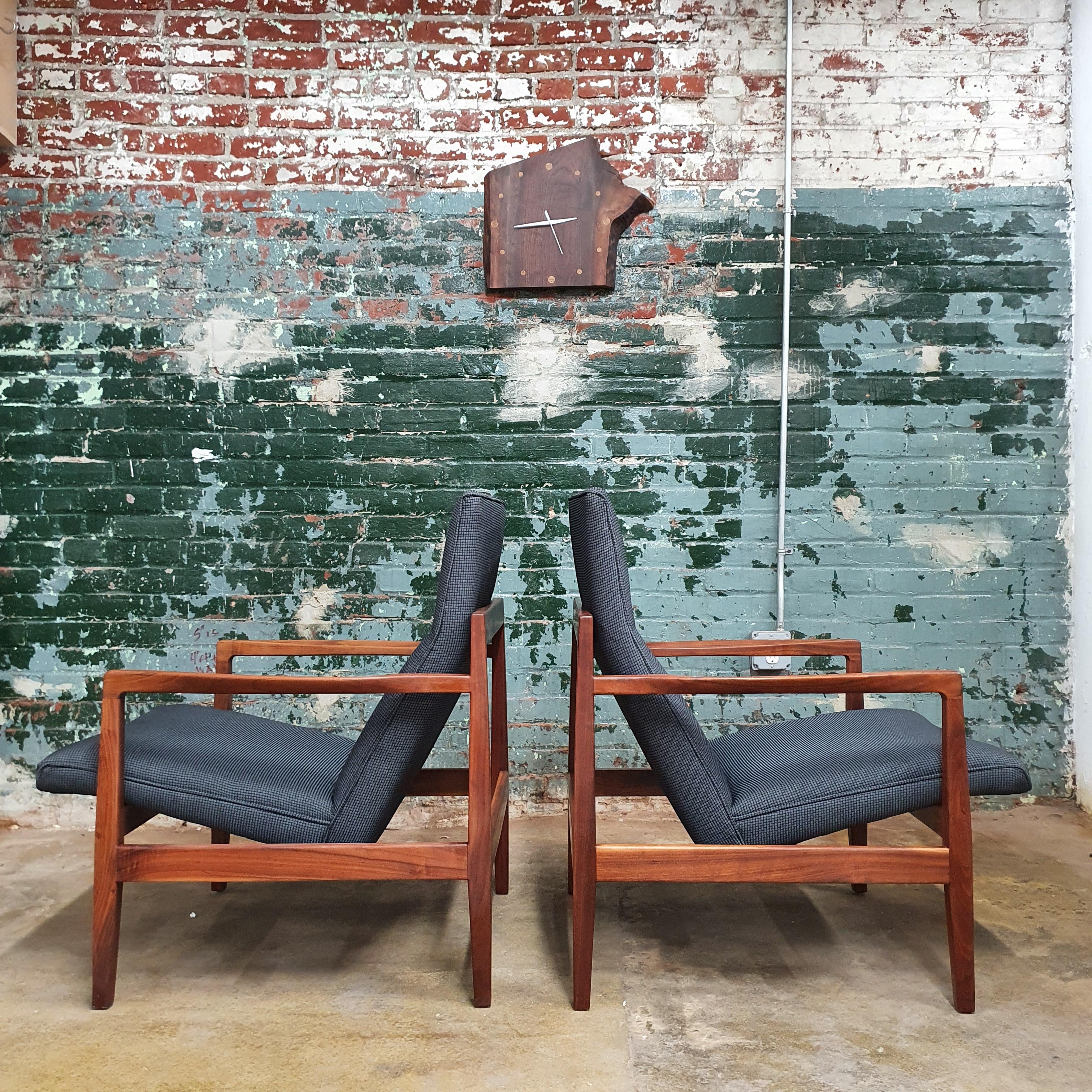 Pair of Jens Risom Floating Walnut Lounge Chairs In Good Condition In Philadelphia, PA