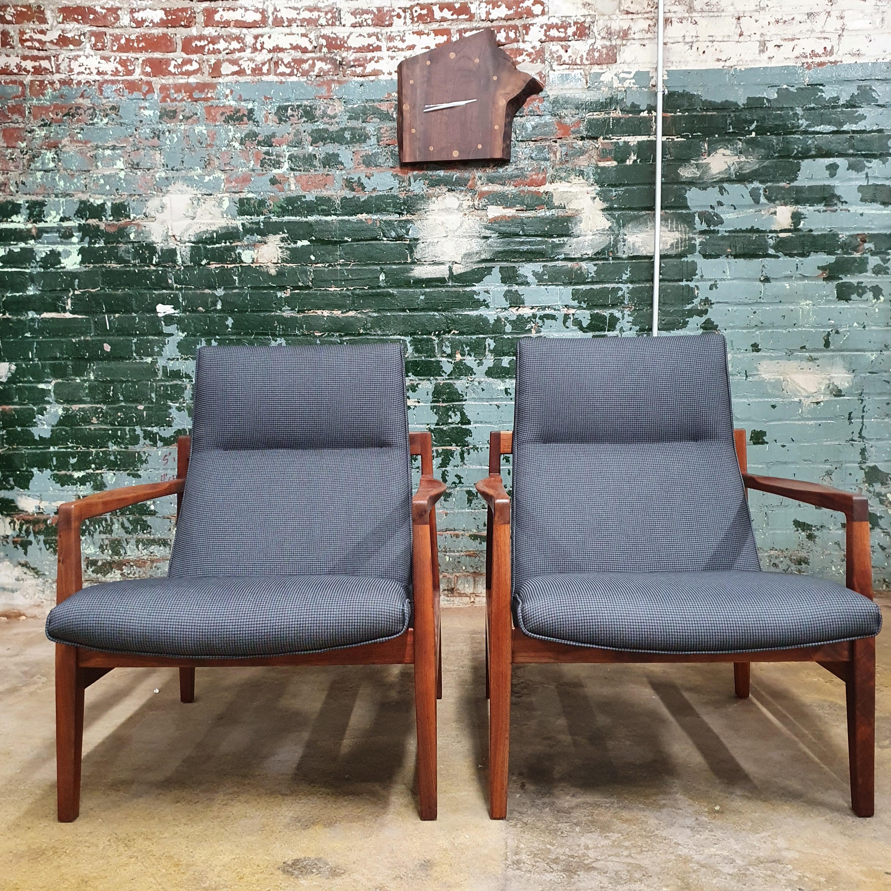 Mid-20th Century Pair of Jens Risom Floating Walnut Lounge Chairs