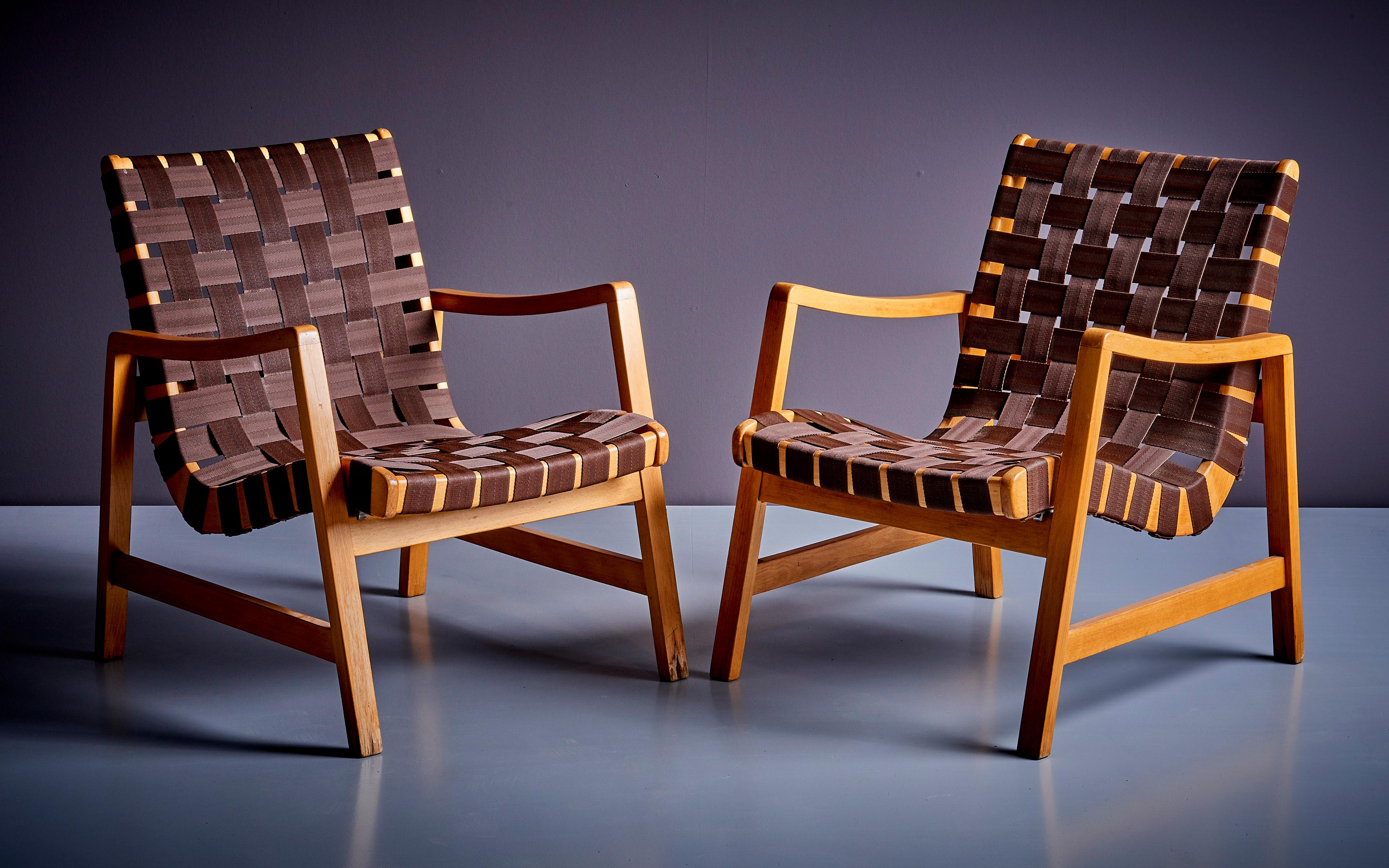 Pair of Jens Risom lounge chairs in brown webbing for Knoll. The seat is removable and adjustable from lounge to occasional chairs.