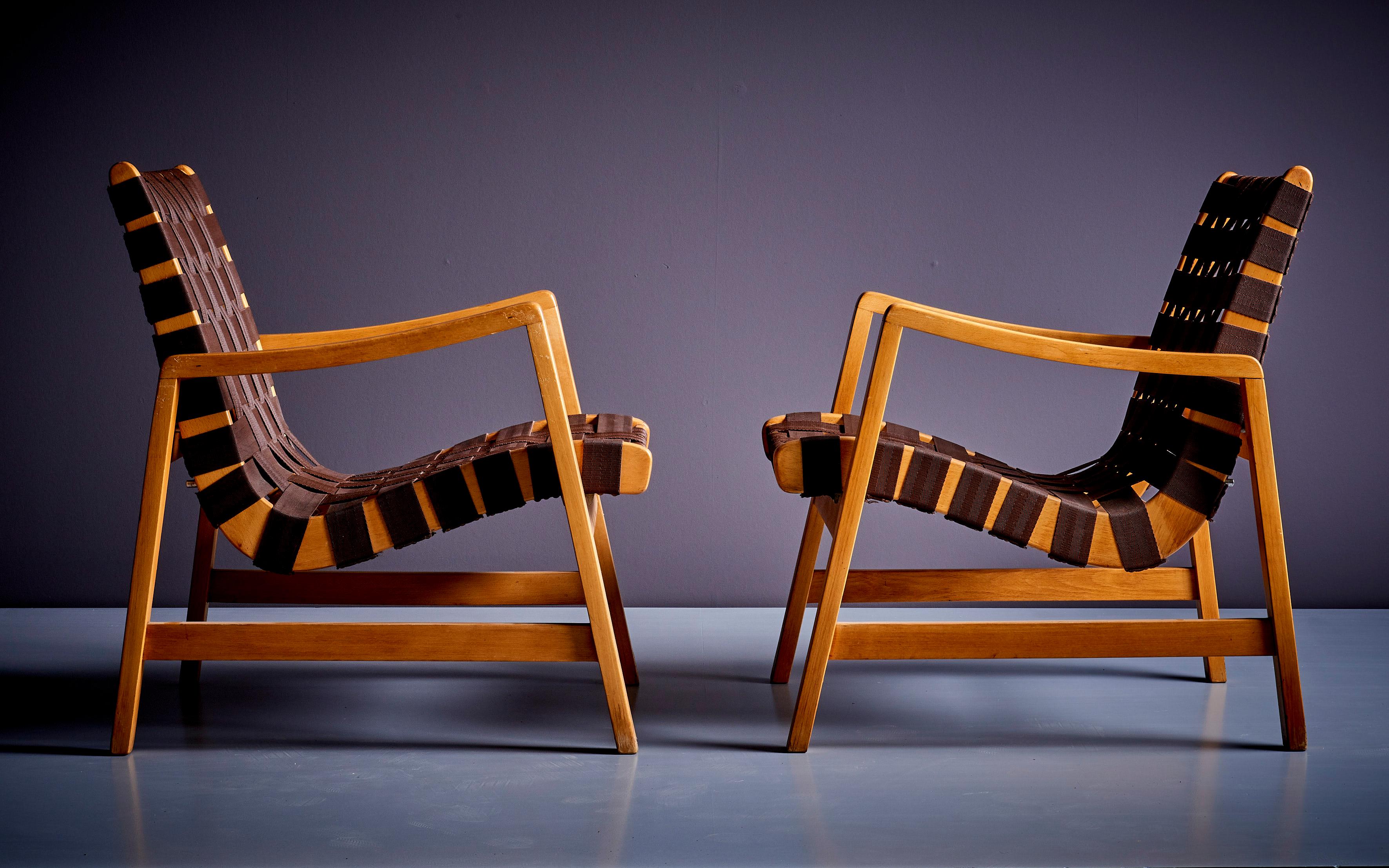 Paire de chaises longues Jens Risom en sangle brune pour Knoll. L'assise est amovible et réglable de la chaise longue à la chaise d'appoint.