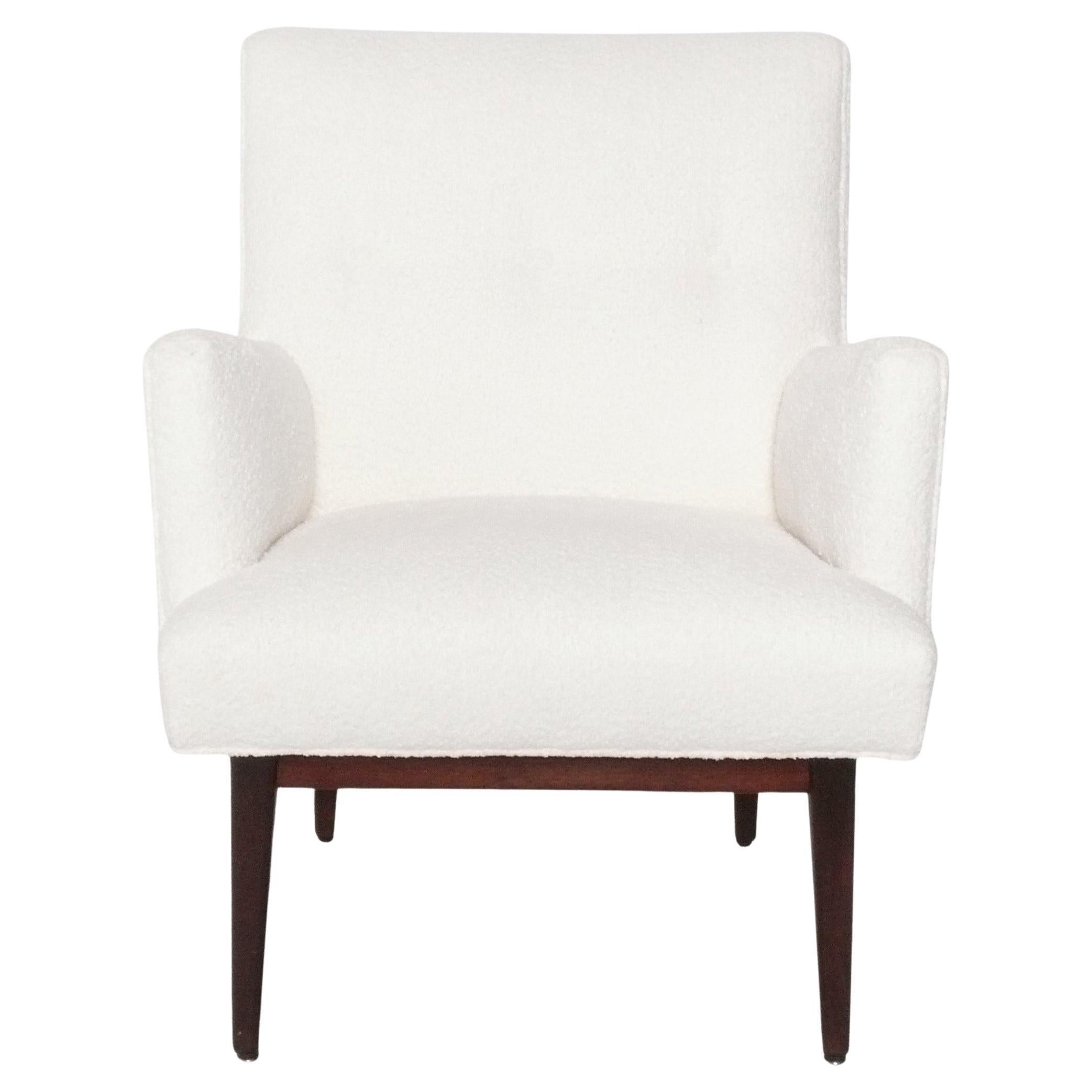Paire de chaises longues du milieu du siècle, conçues par Jens Risom, vers les années 1960. Ils ont été récemment retapissés dans un tissu bouclé de couleur ivoire et les bases en noyer ont été nettoyées et huilées à la danoise. 