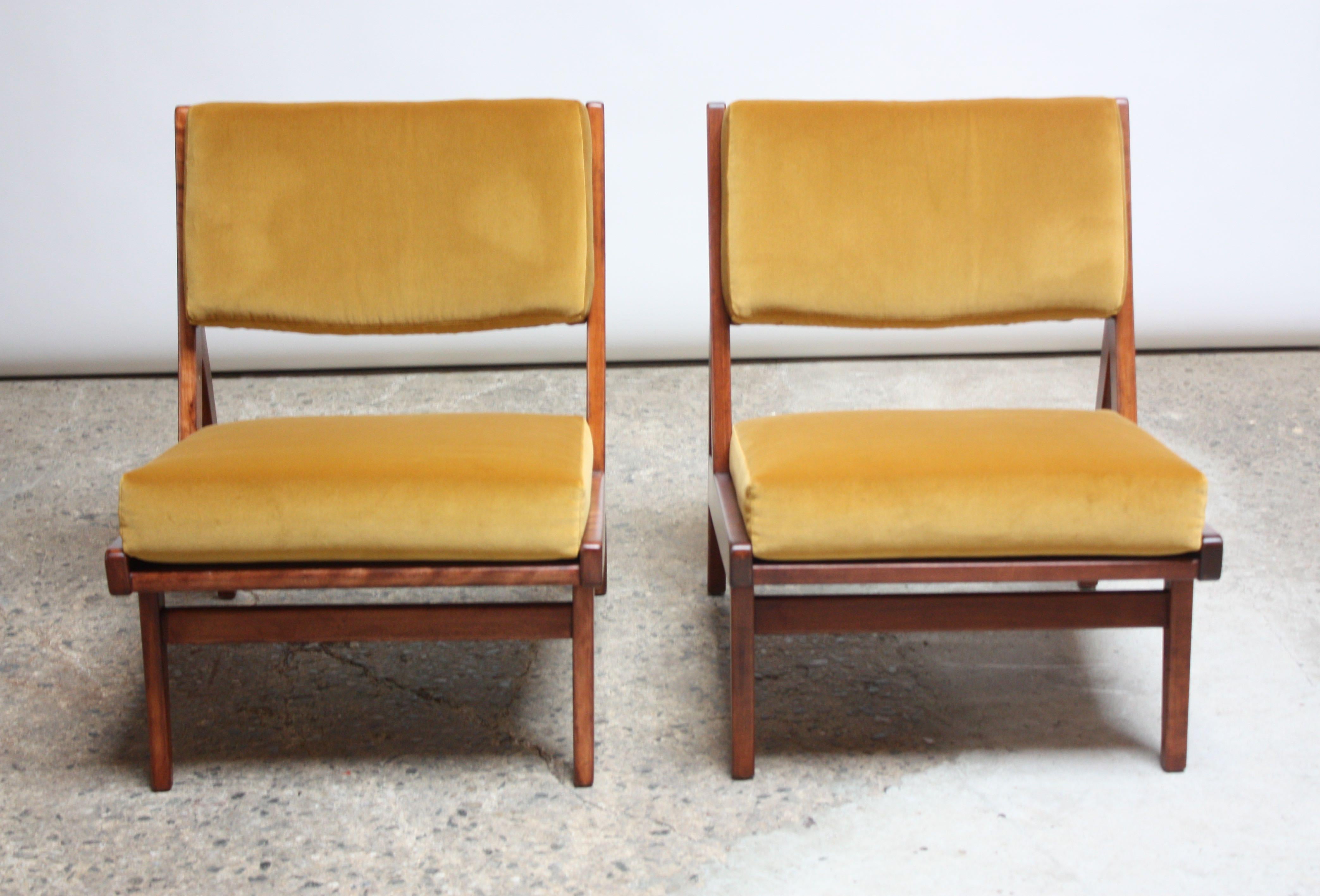 Pair of Jens Risom Low Lounge Chairs Model U-431 in Walnut and Velvet In Good Condition In Brooklyn, NY