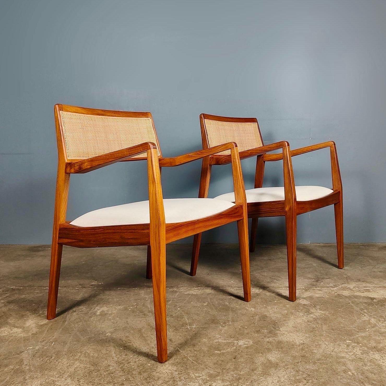 Mid-Century Modern Pair Of Jens Risom ‘Playboy’ C140 Walnut Carver Dining Chairs/Lounge Chairs