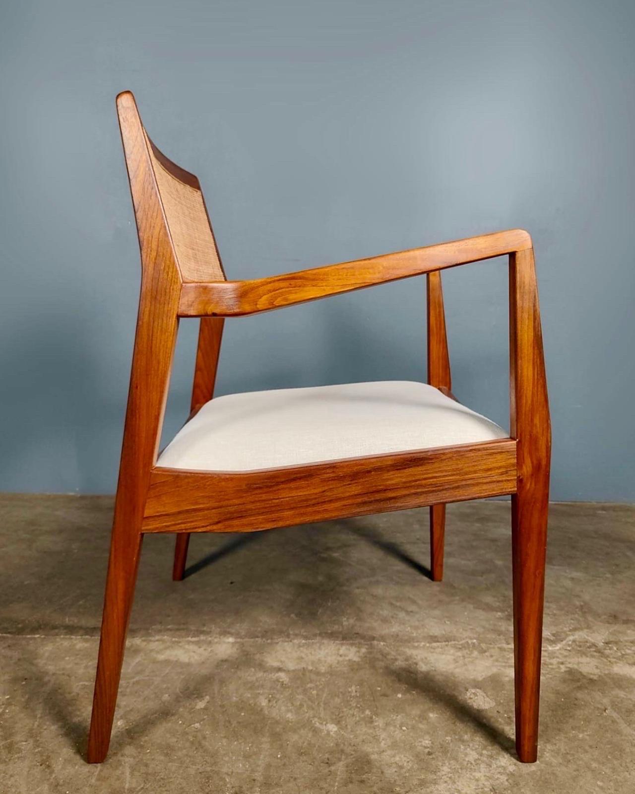 Pair Of Jens Risom ‘Playboy’ C140 Walnut Carver Dining Chairs/Lounge Chairs In Excellent Condition In Cambridge, GB