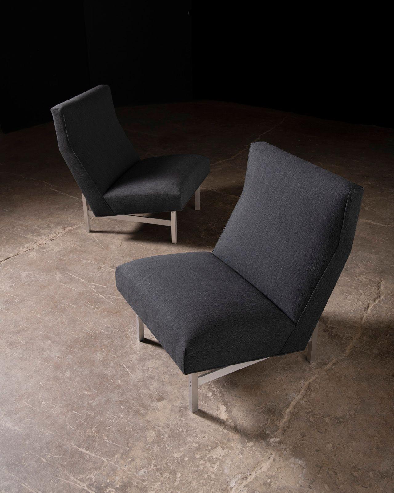 Un'impressionante coppia di poltrone lounge a pantofola classiche degli anni '60 disegnate da Jens Risom, che mostrano il suo caratteristico mix di eleganza scultorea e moderazione modernista. Queste sedie presentano un nuovo rivestimento in tweed