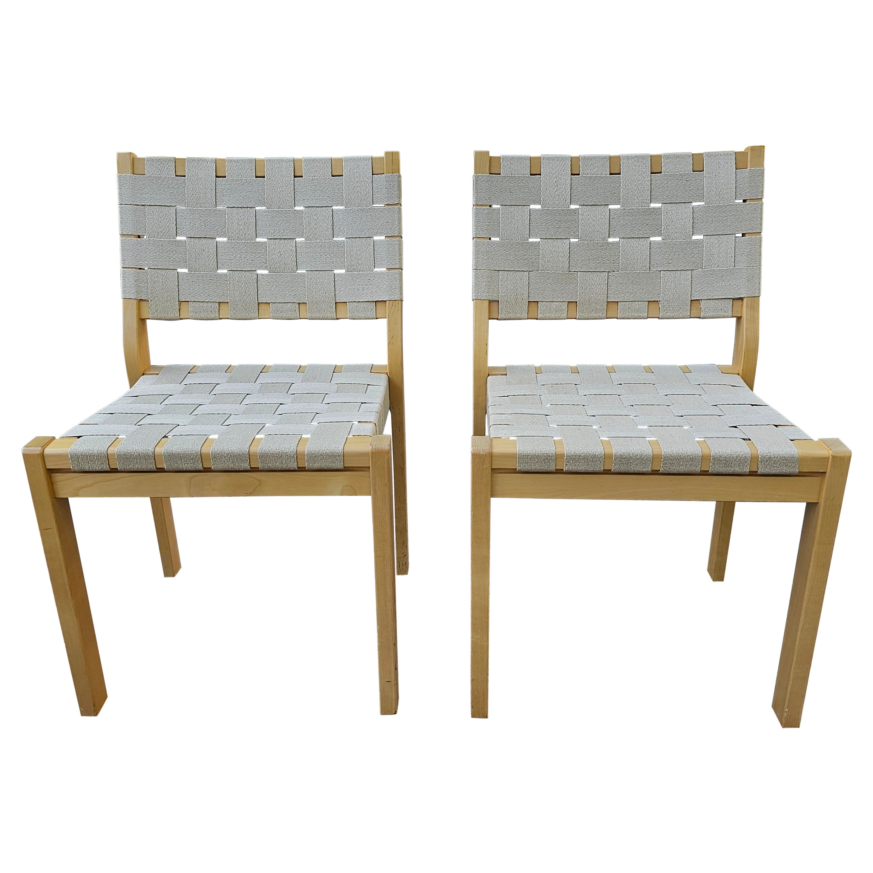 Paire de chaises de style Jens Risom en toile de coton, sangles et érable