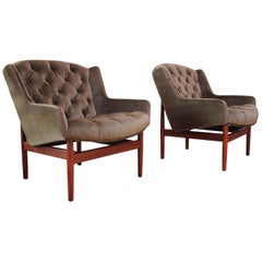 Ein Paar Jens Risom Modell 2137 Nussbaum "Floating" Lounge Chairs in Olive Velvet