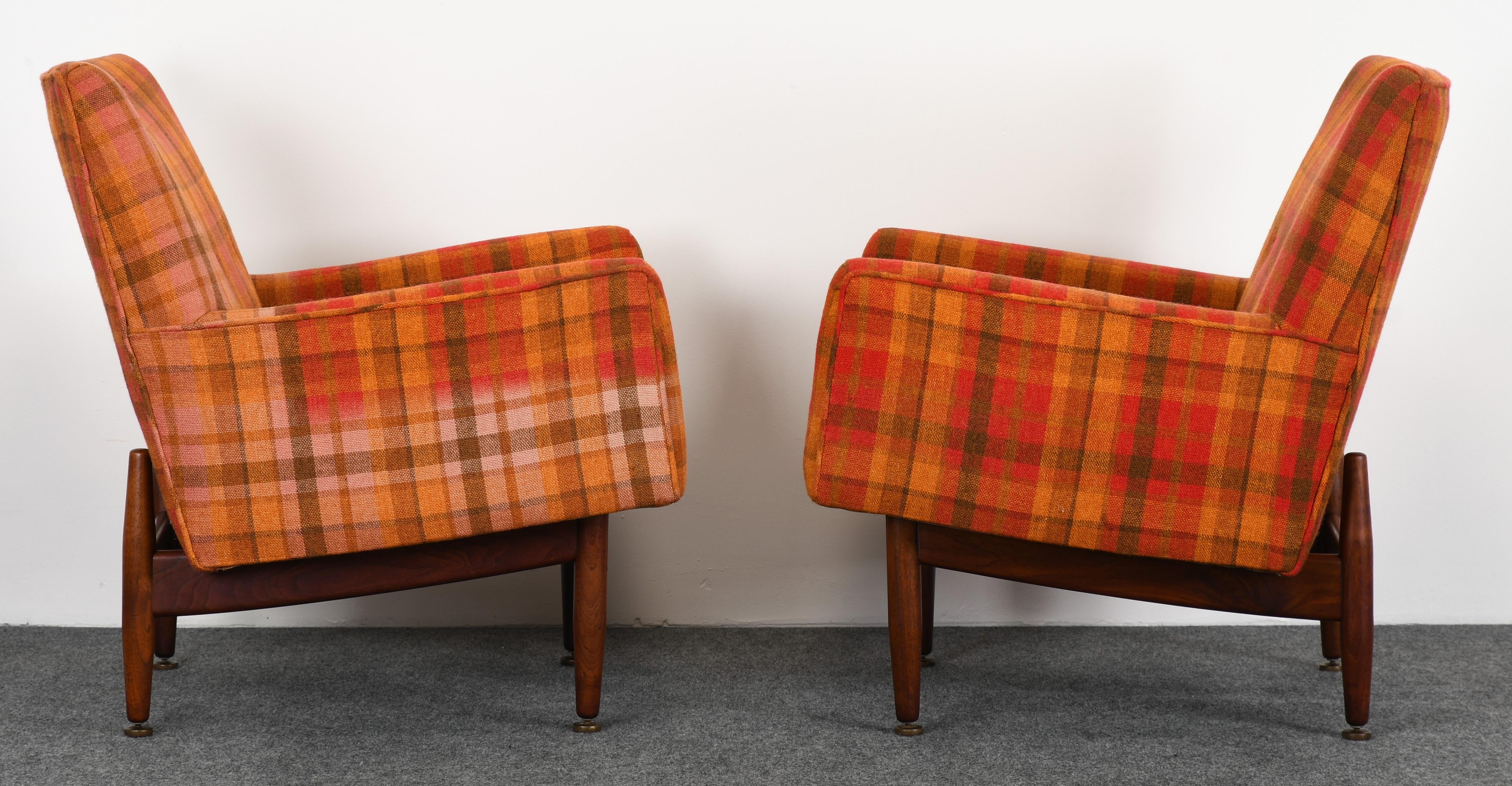 A modernist pair of Jens Risom walnut lounge chairs. A rare model produced in 1953, stamped underside. Structurally sound, new upholstery recommended. 

Dimensions: 30