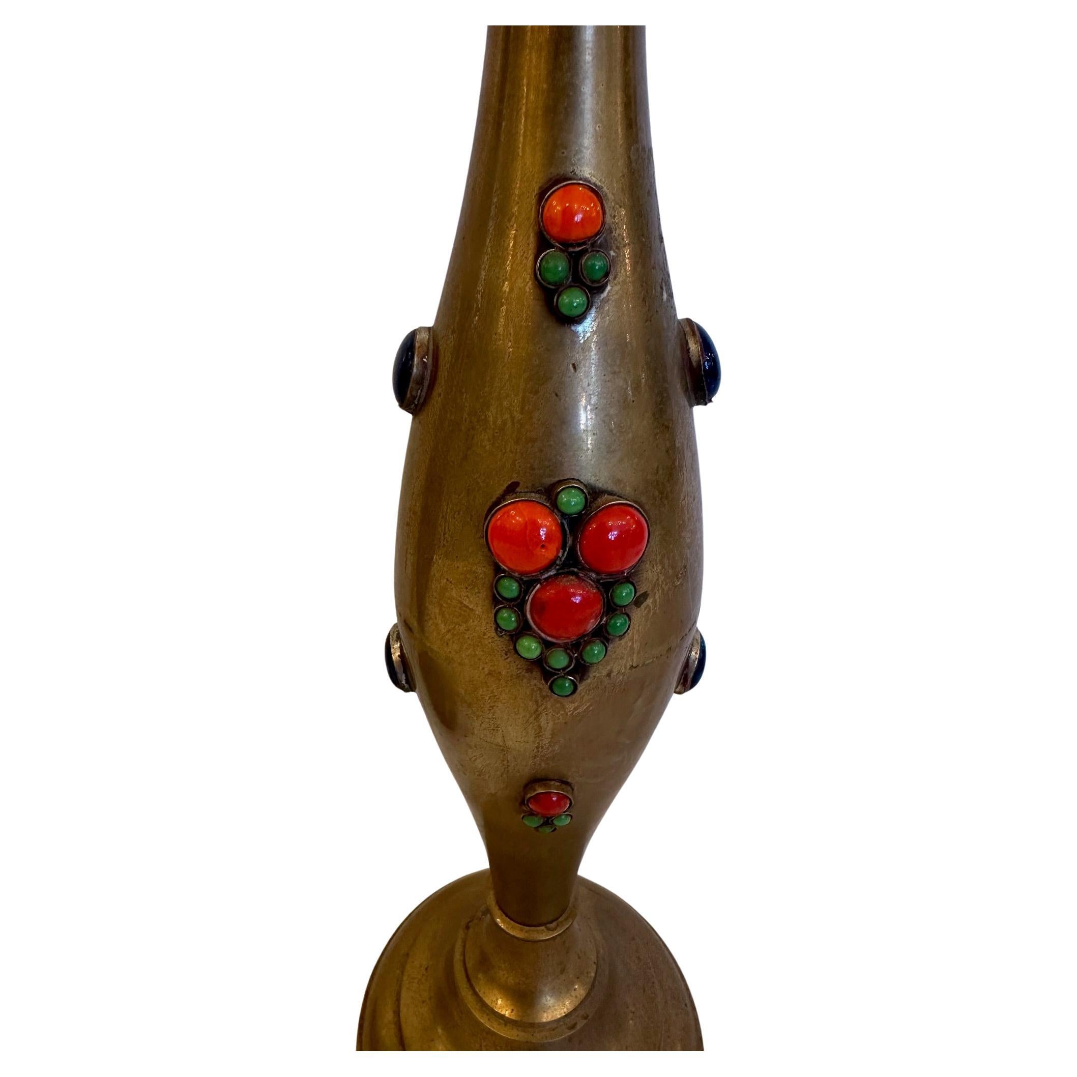 Belle paire de lampes de table indiennes en laiton décorées de pierres semi-précieuses de couleur saphir, jade, corail et turquoise.  Câblage et prises de courant neufs.  Les abat-jour ne sont pas inclus.
