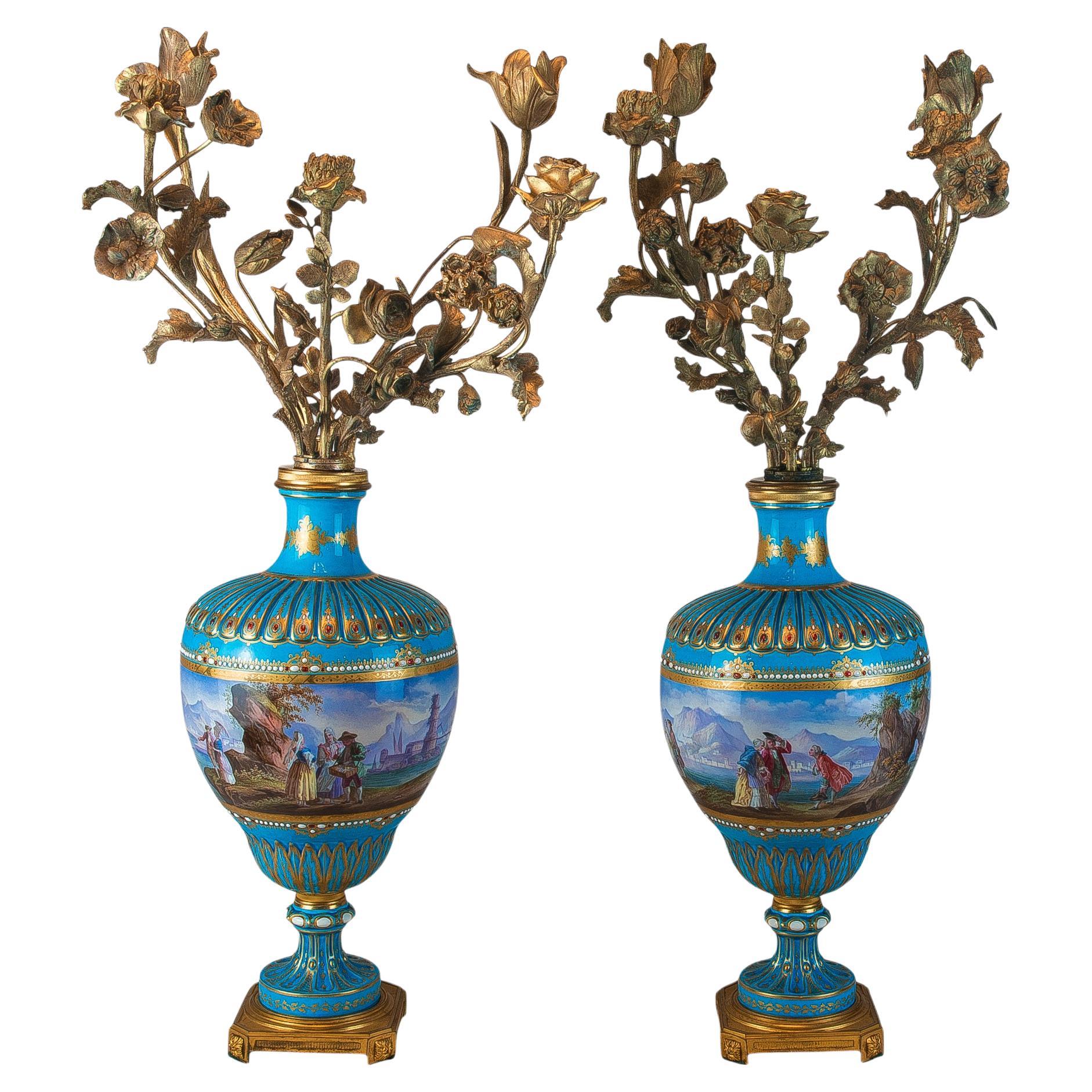 Paire de chandeliers de Sèvres en porcelaine peinte à la main et ornée de turquoises