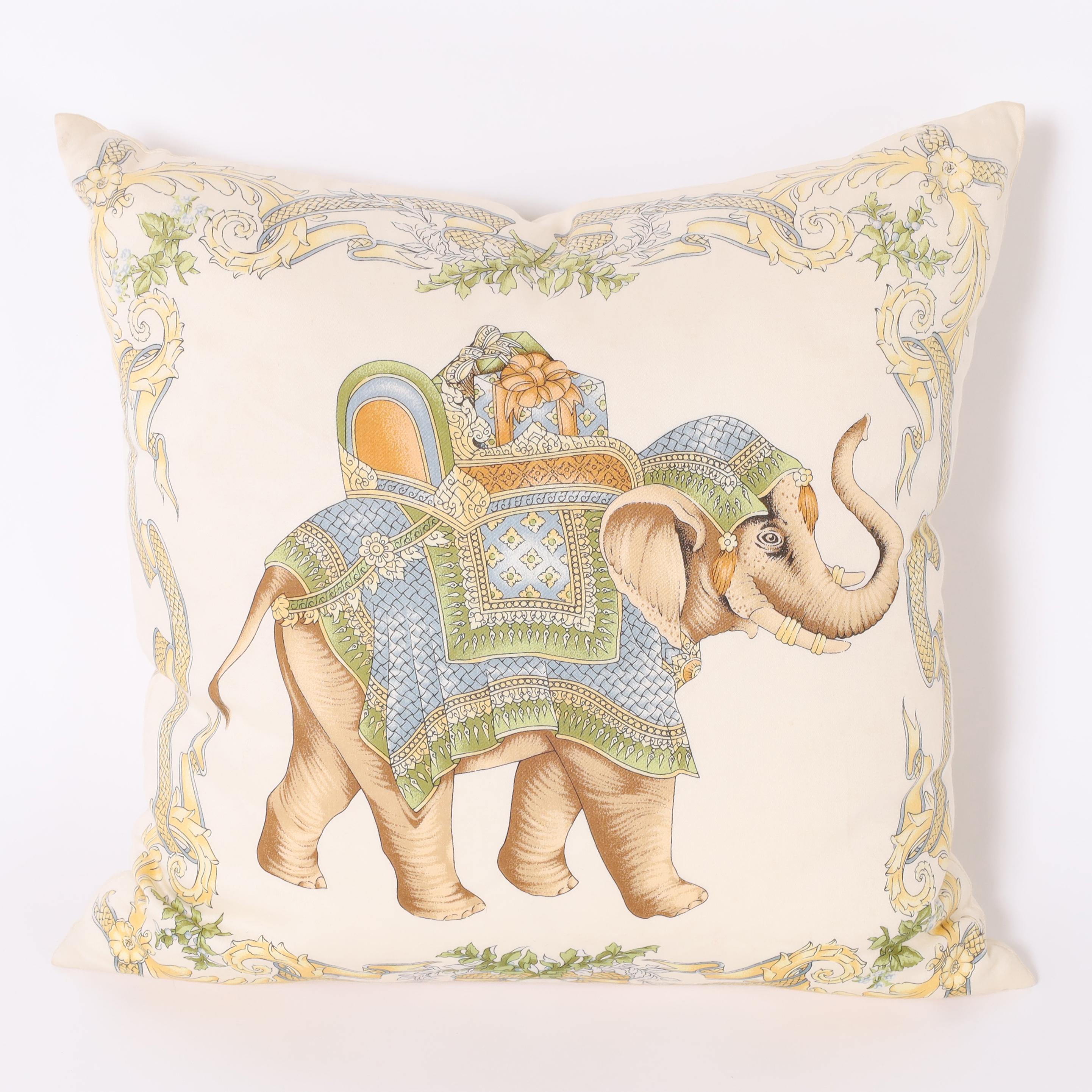 Délicieuse paire de coussins en soie avec des éléphants portant des cadeaux dans une bordure florale signée Jim Thompson.

Prix individuels