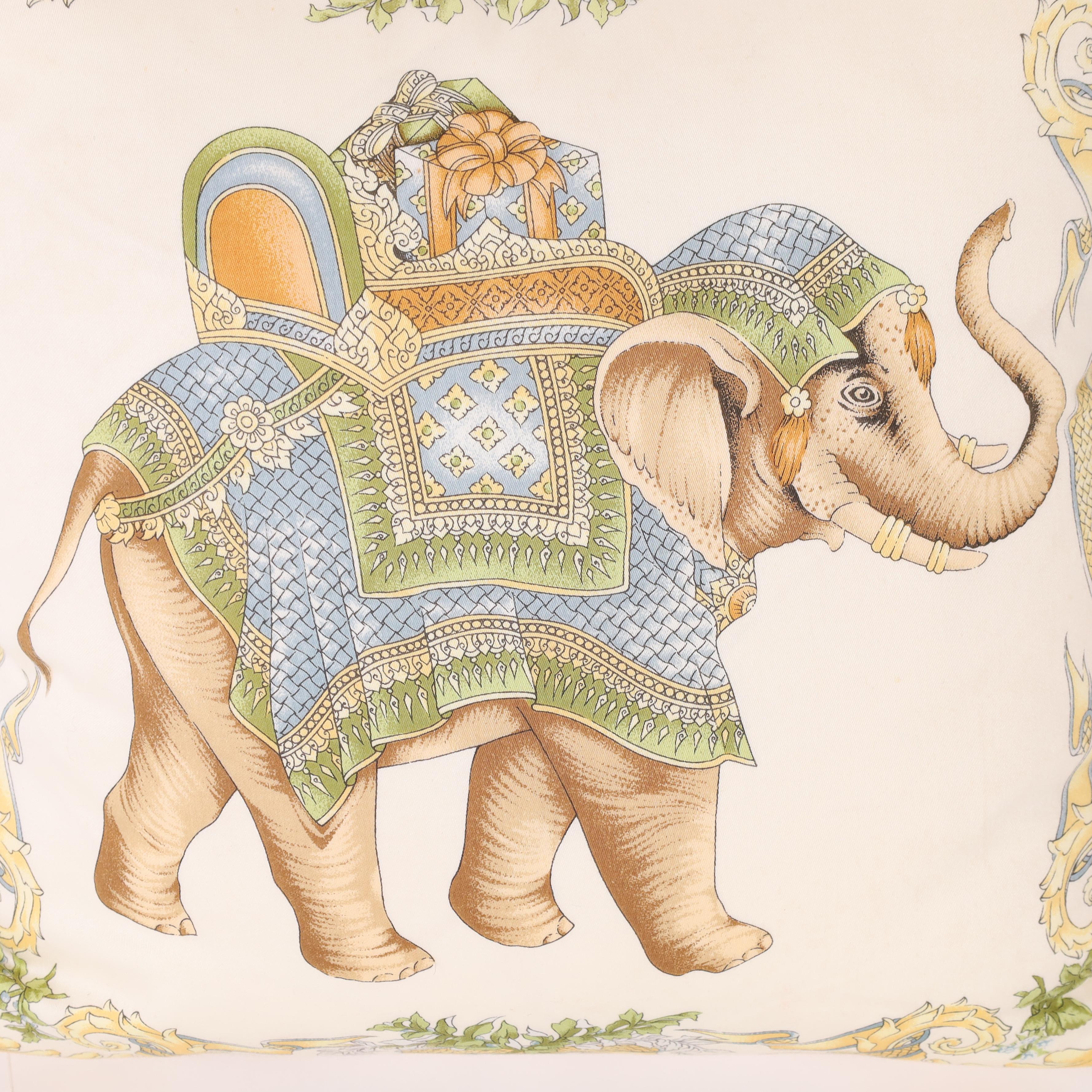 Paire de coussins en soie avec éléphants de style British Colonial de Jim Thompson Neuf - En vente à Palm Beach, FL