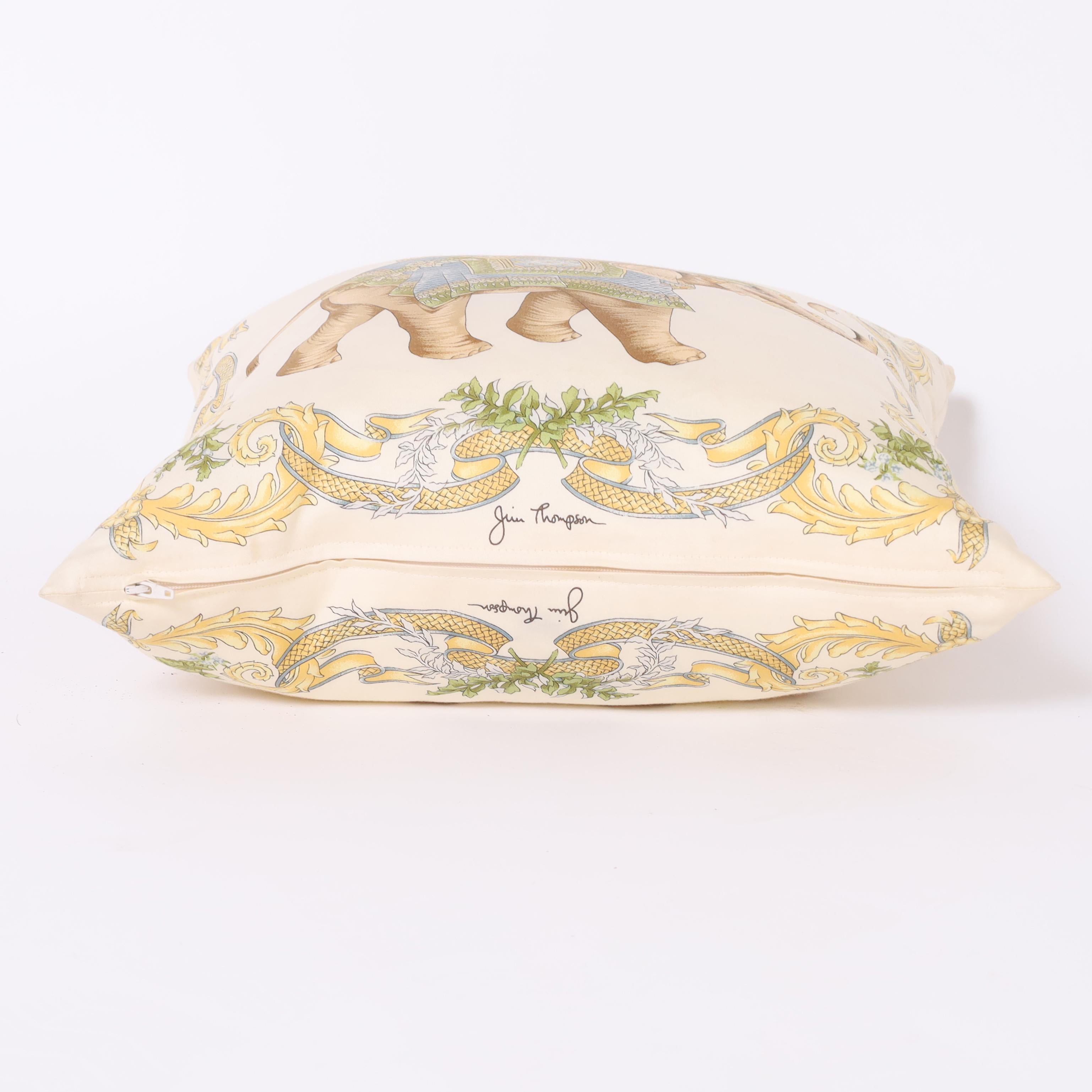XXIe siècle et contemporain Paire de coussins en soie avec éléphants de style British Colonial de Jim Thompson en vente