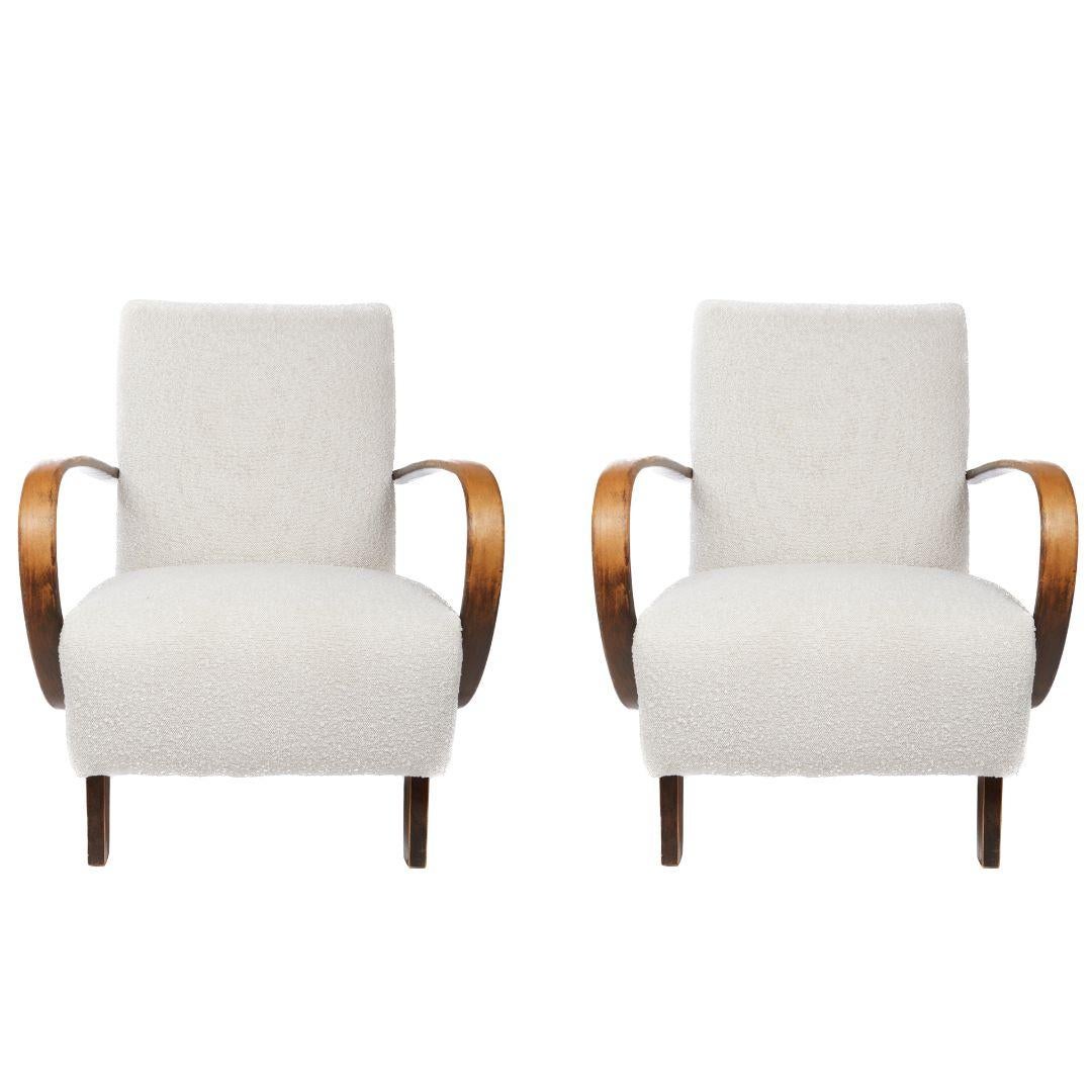 Coppia di poltrone di Jindřich Halabala (1903-1978) con braccioli curvi in legno di faggio, schienale e seduta in lana bianca e gambe quadrate affusolate. Design realizzato da Thonet, Repubblica Ceca, metà del XX secolo.